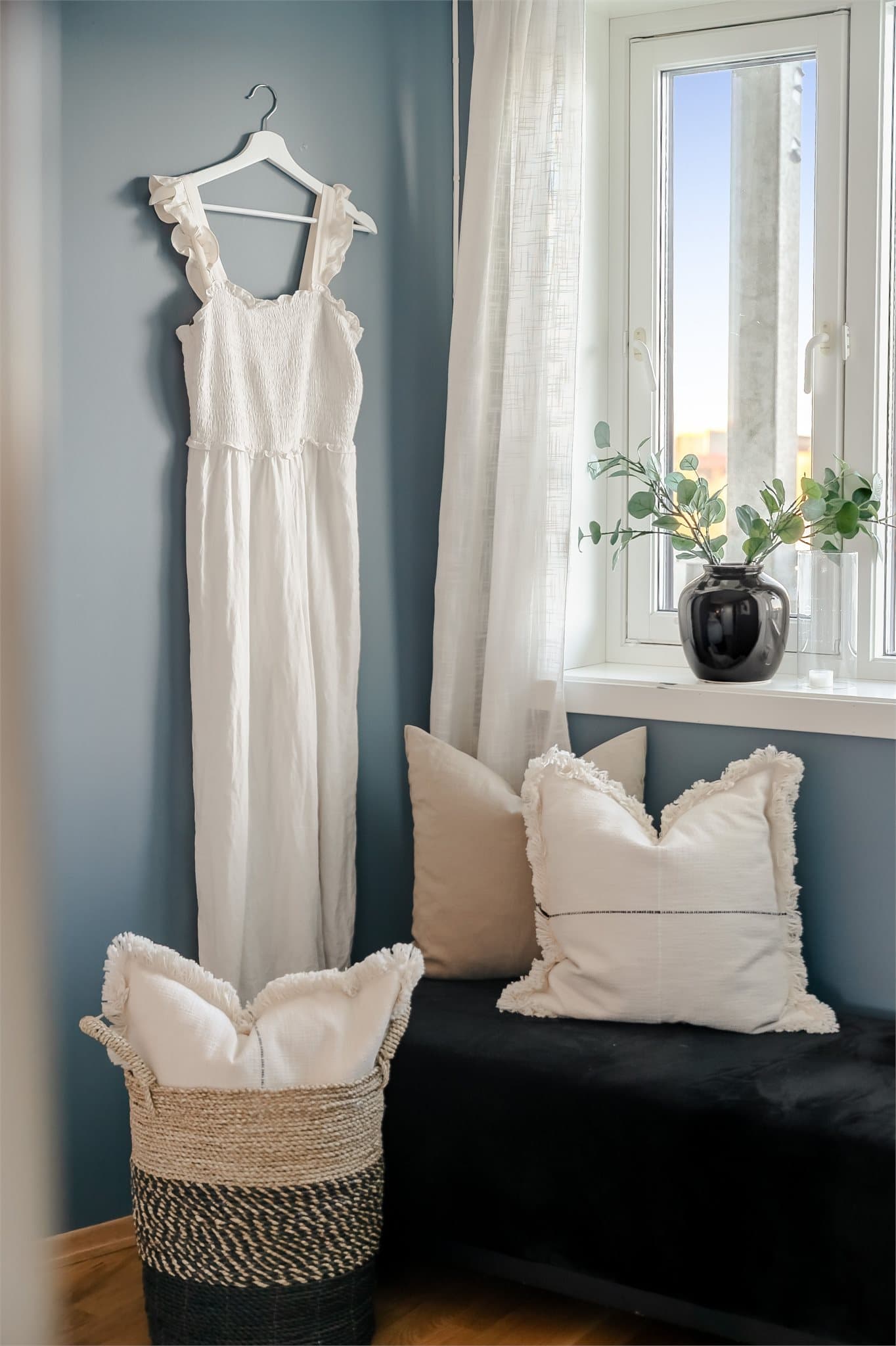 Store vindusflater slipper inn godt med dagslys og gir rommet en lett og luftig følelse.