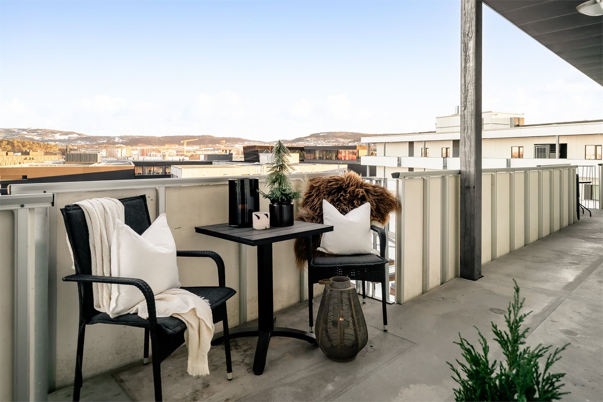 Hyggelig inngangsparti som gir en rolig overgang inn i boligen.