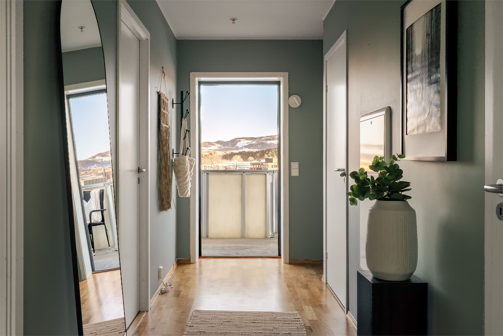 Lys og innbydende entré med gode oppbevaringsmuligheter for yttertøy.