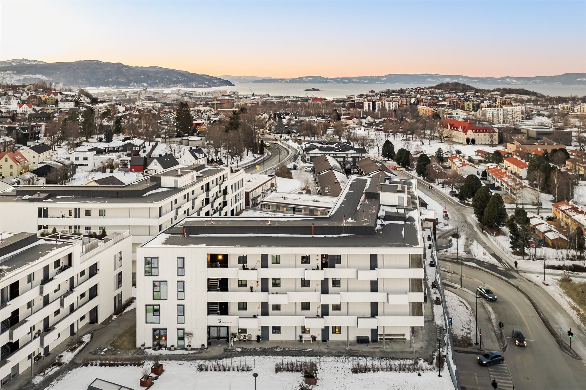 Attraktiv beliggenhet med nærhet til det meste, og ca. 6 minutters gange til Strindheim skole.