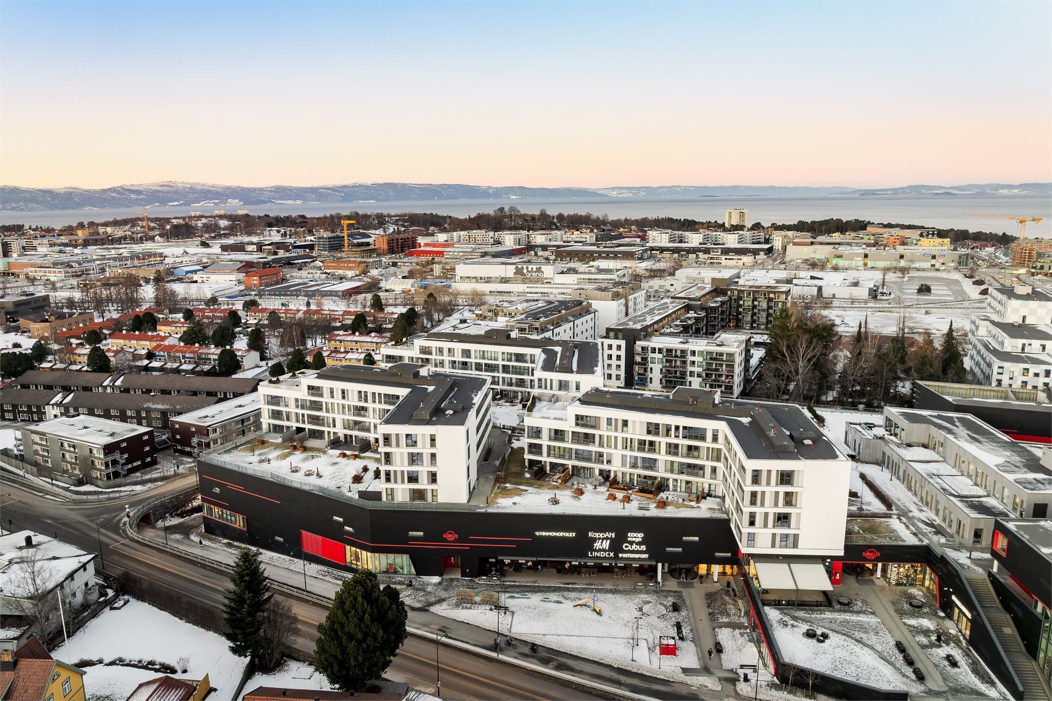 Felles uteområde på taket av Sirkus Shopping, tilrettelagt med sittegrupper og fine sosiale soner.