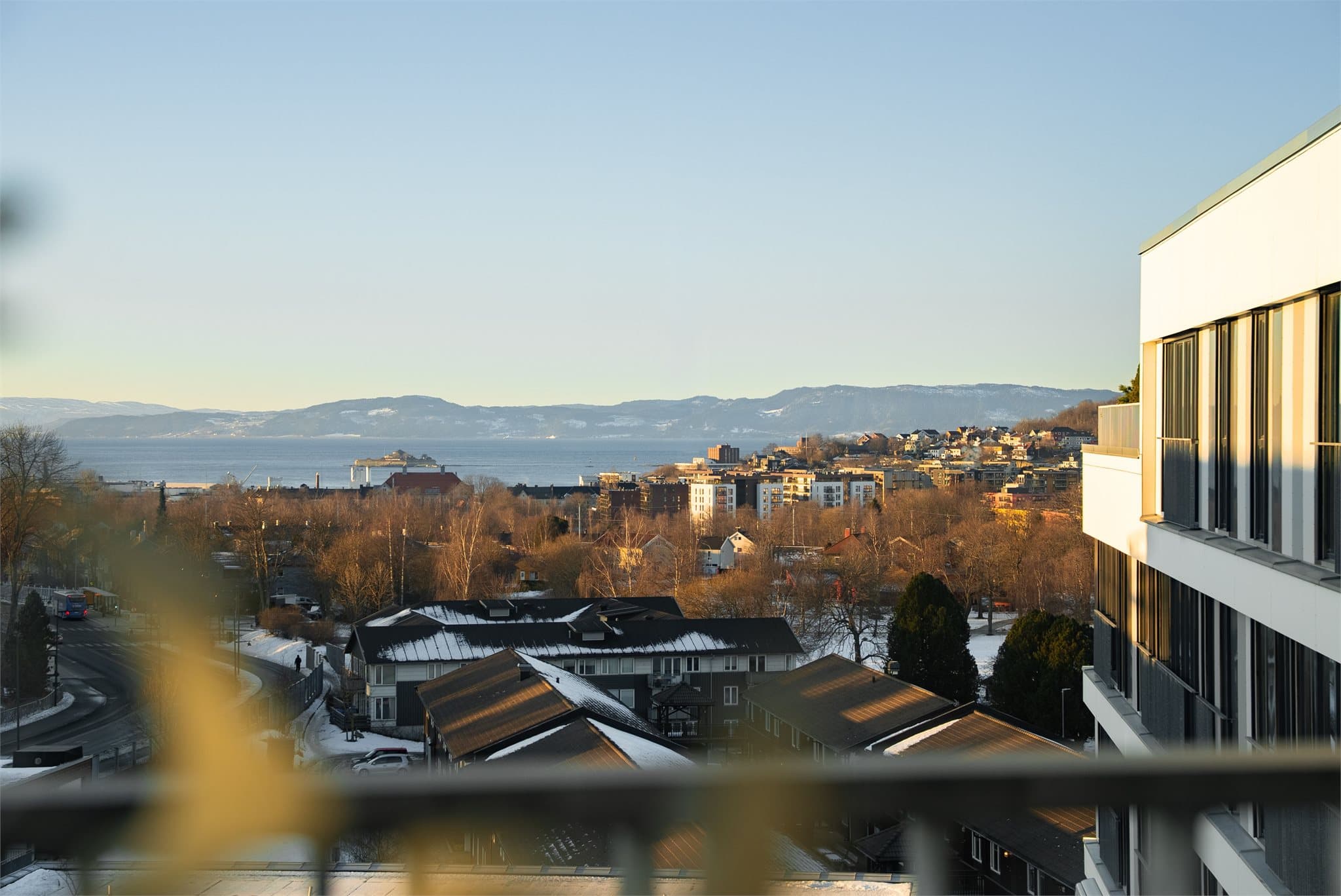 Fra stuen kan man nyte en vakker utsikt mot Munkholmen og Trondheimsfjorden.