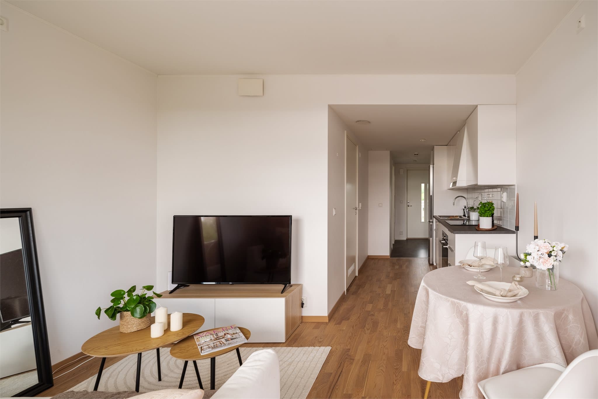 Naturlige soner for både sofa-og spisebord.
