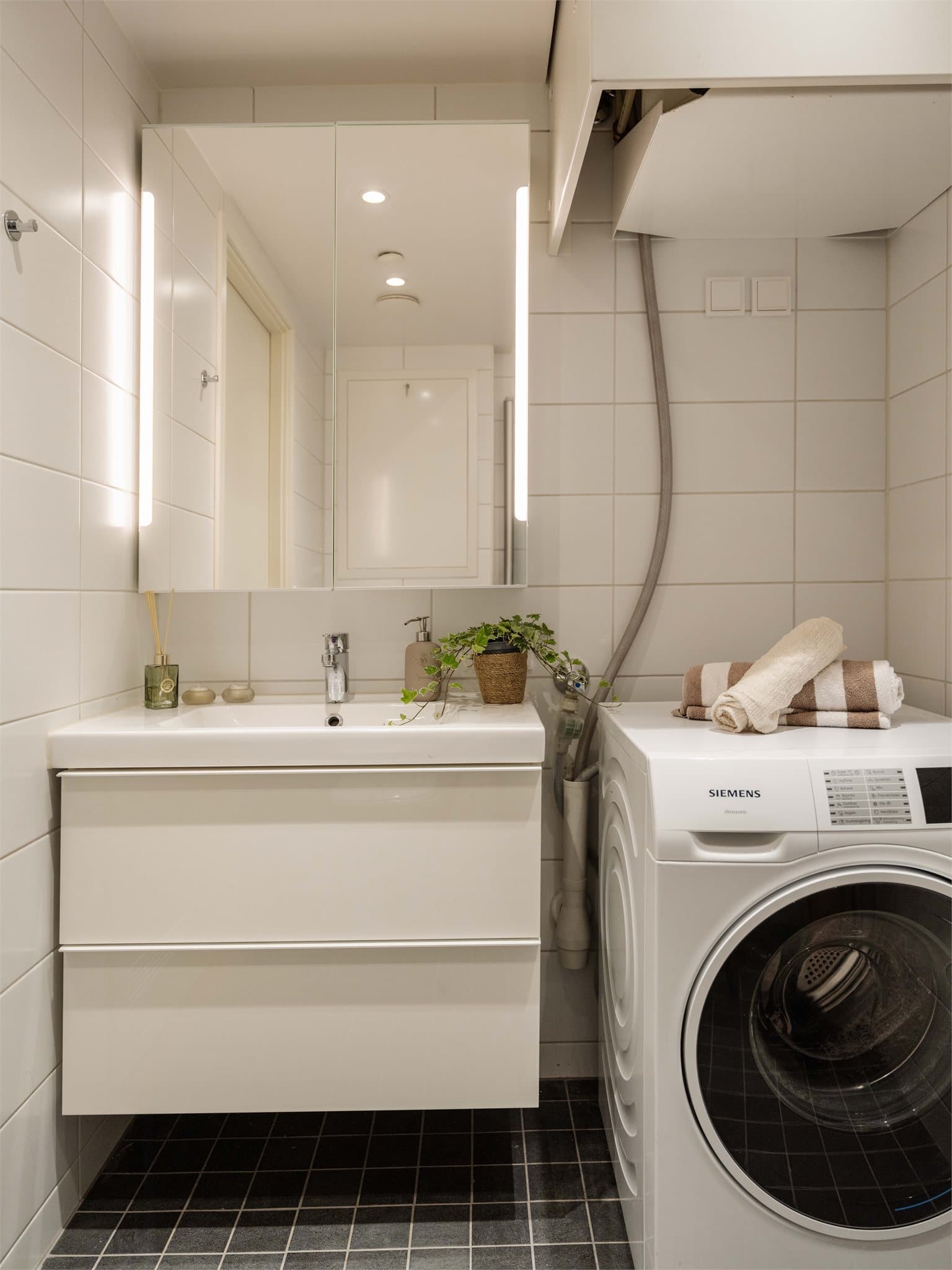 Rommet har opplegg for vaskemaskin. Varmtvannsbereder, med en kapasitet på ca. 100 liter, produsert i 2020 er plassert på badet.