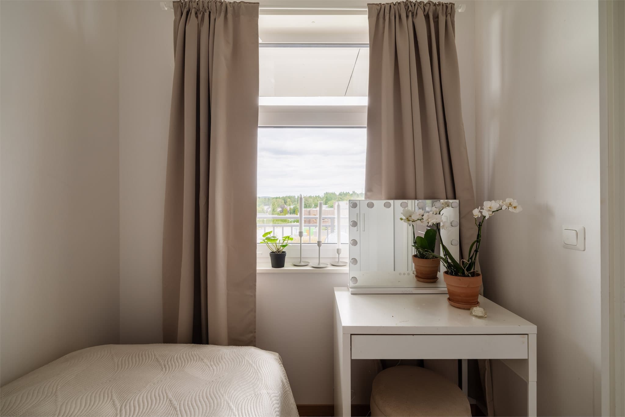 Soverommet har plass til seng med tilhørende møblement.