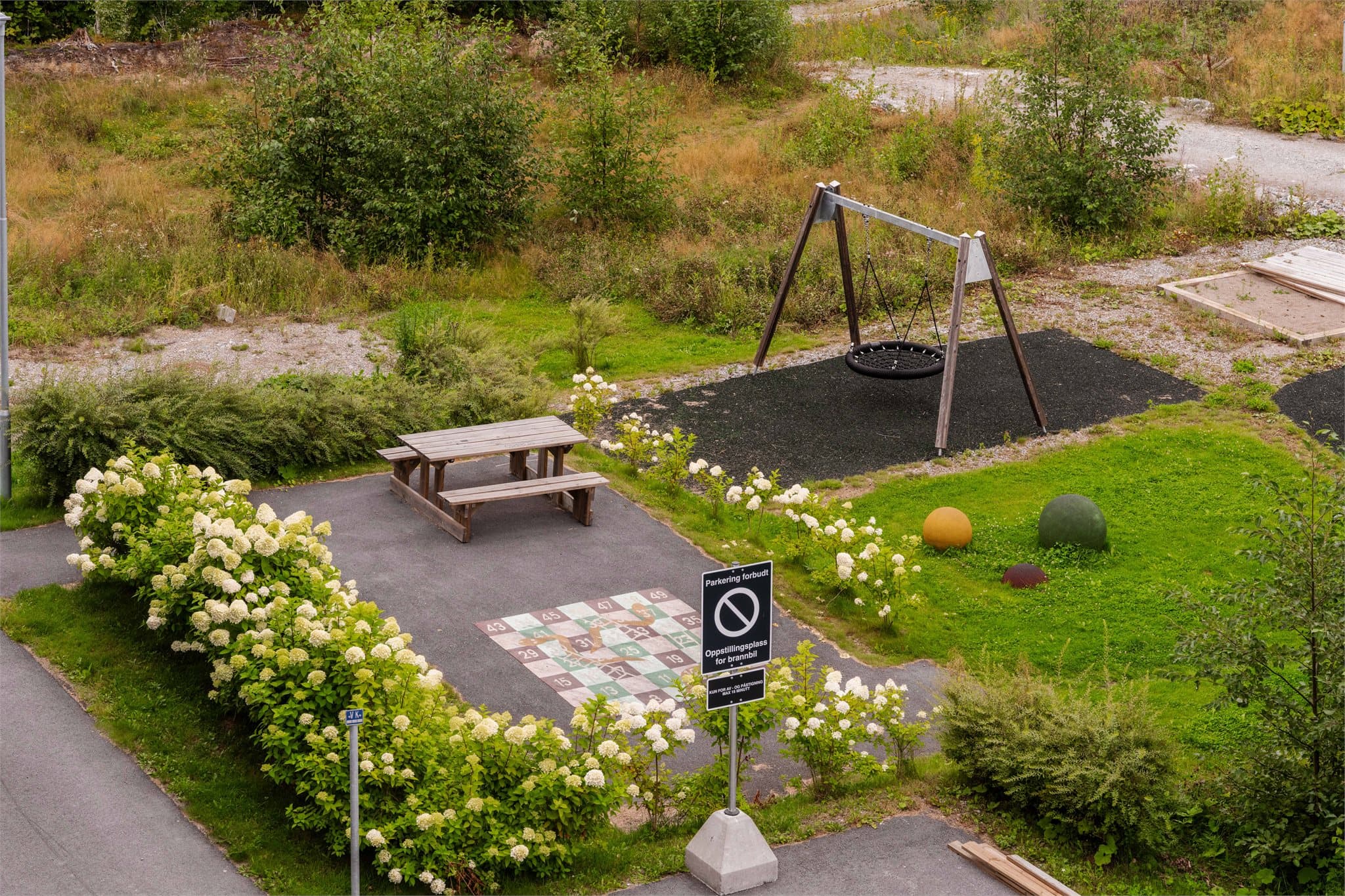Sameiet har felles tomt. Tomtearealet er opparbeidet med asfalterte internveier, biloppstillingsplasser, plenarealer, prydbusker og diverse beplantning.