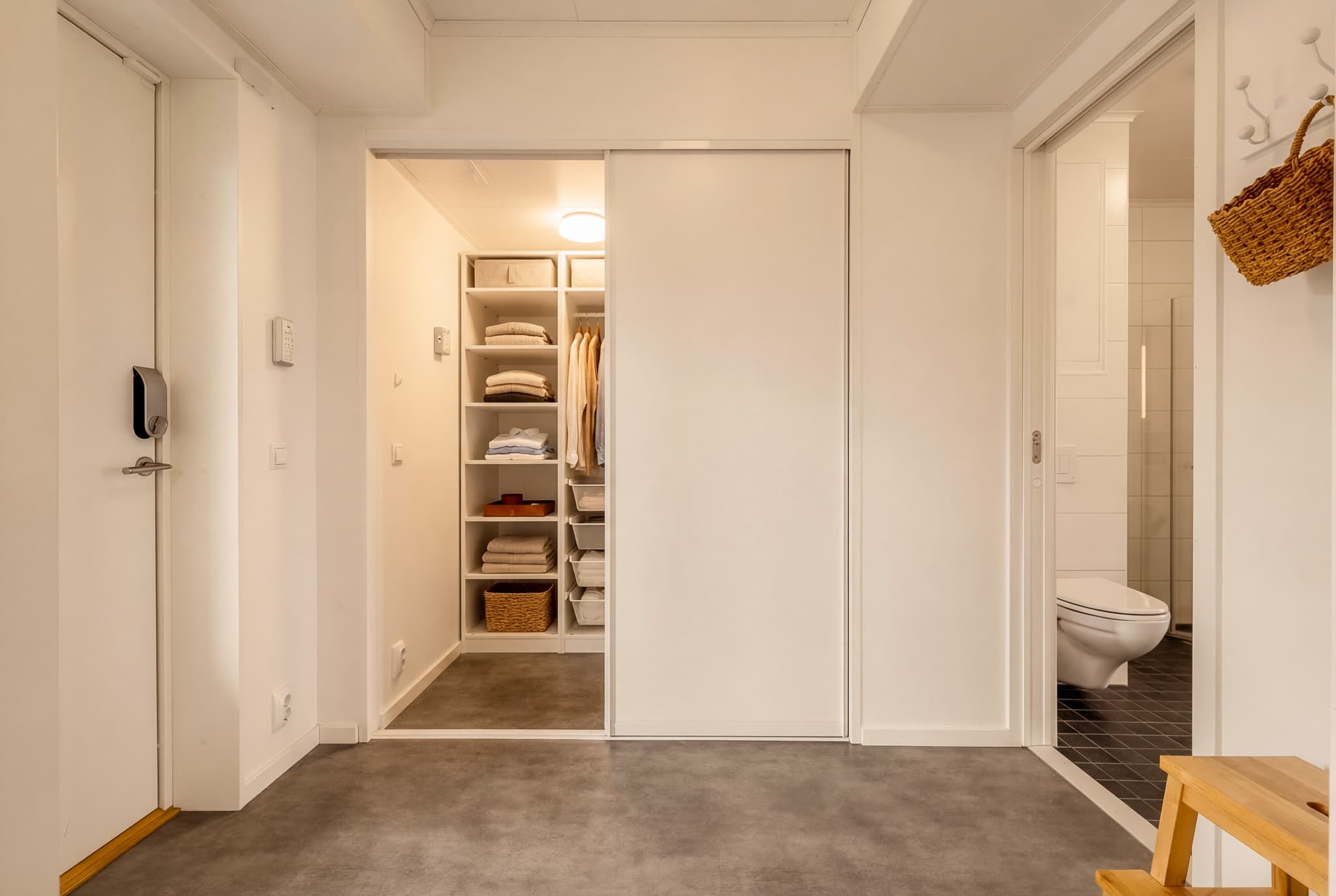 I tilknytning entreen har man et romslig garderoberom/teknisk rom.