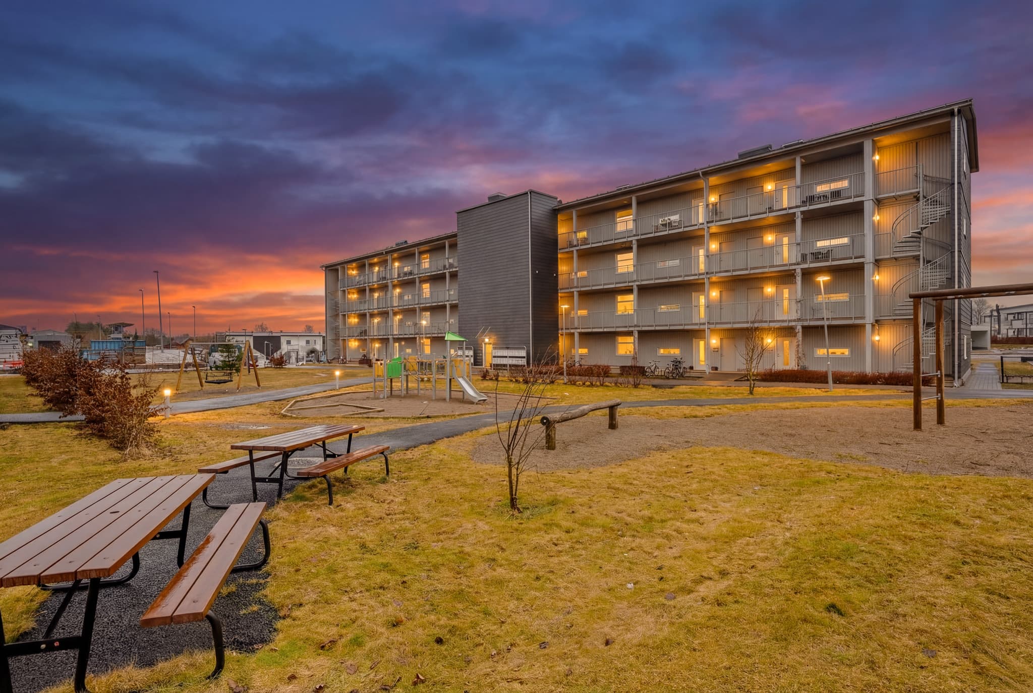 Sameiets fellesområde er pent opparbeidet med flere lekeplasser, sittegrupper og grøntarealer.