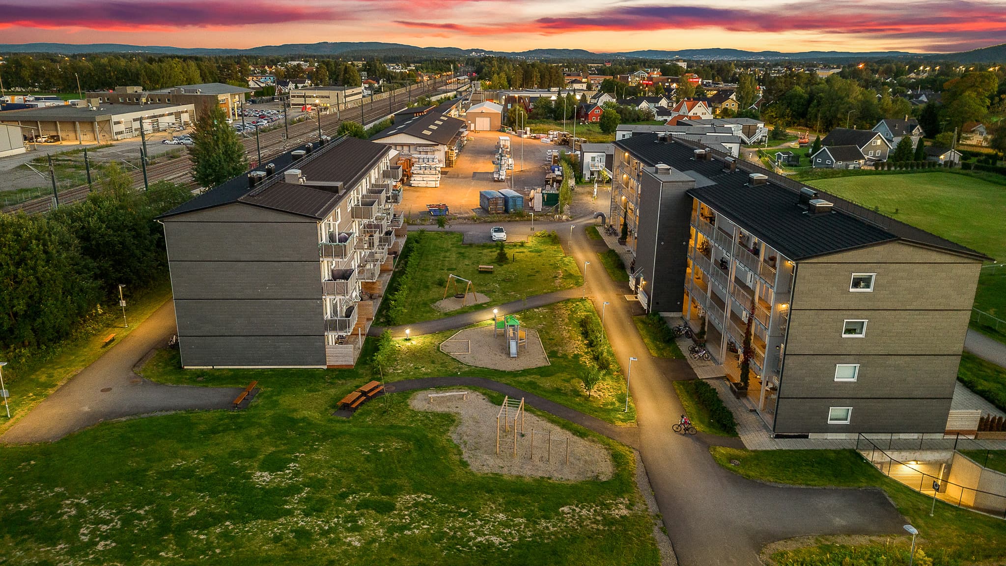 Østerudvegen er del av Averstadhagen som består av totalt 103 enheter fordelt på 4 sameier.