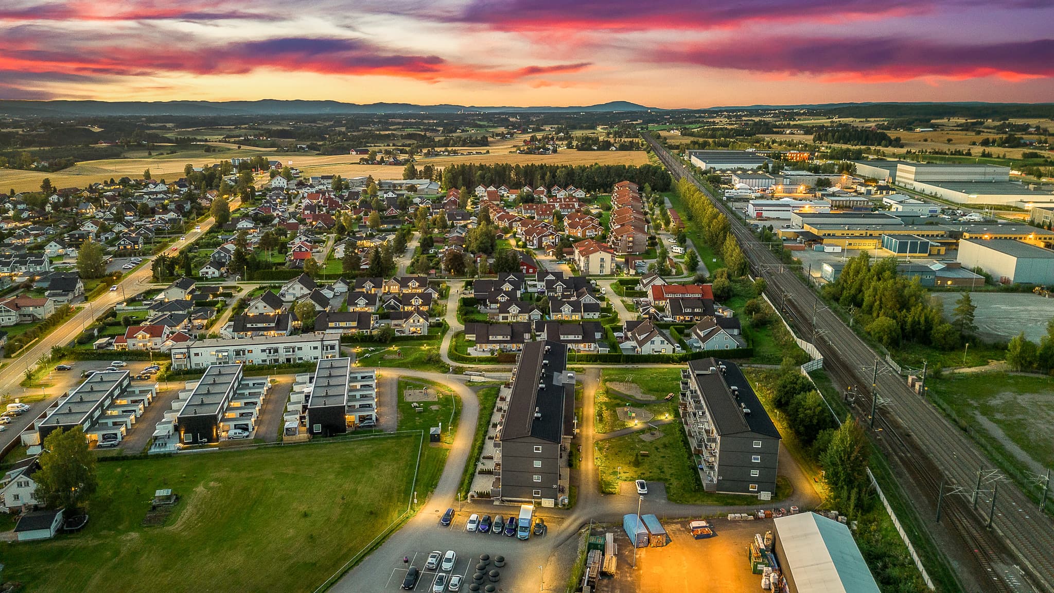 Fra eiendommen er det kort vei til offentlig transport, kjøpesenter, skoler og barnehager.