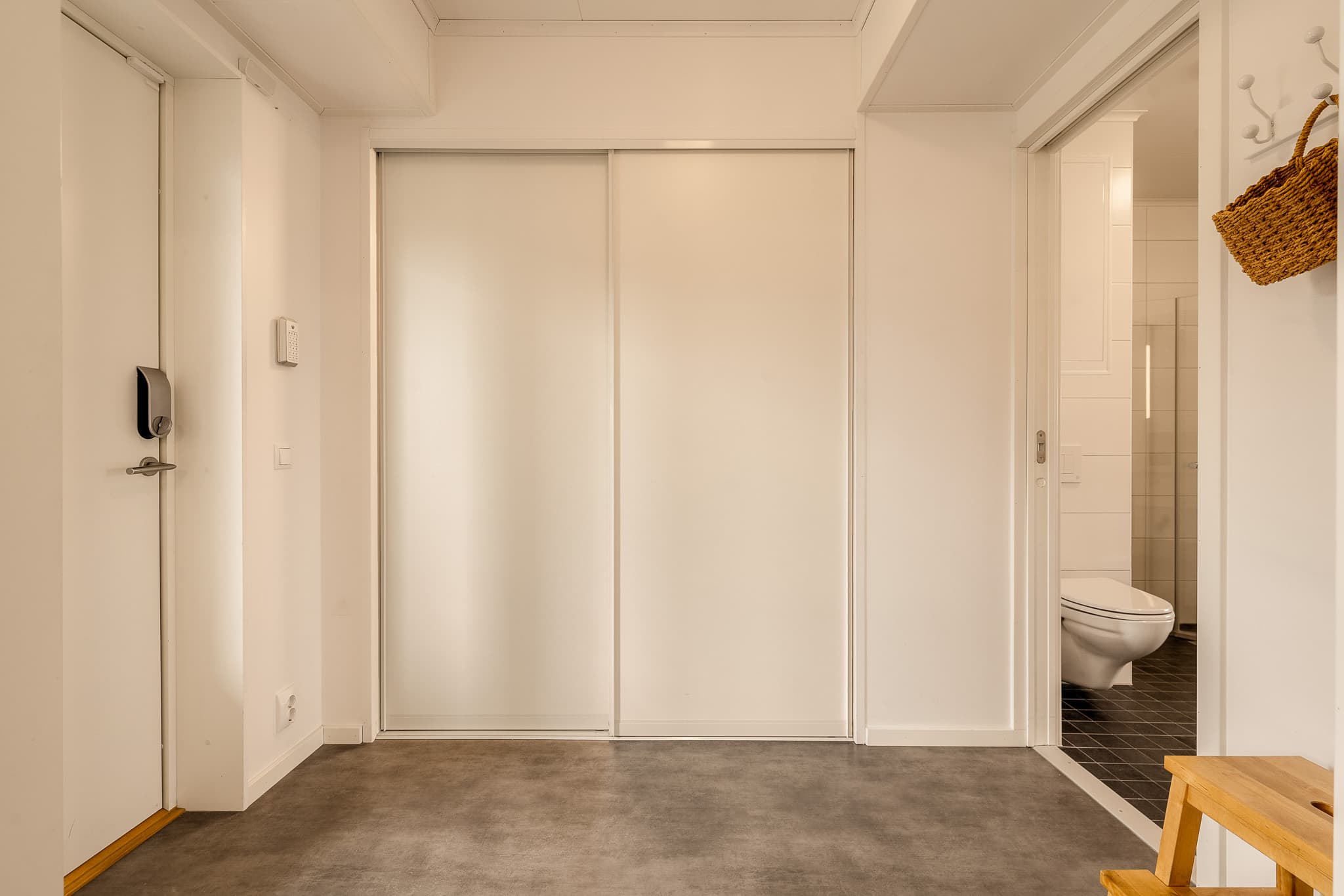 Velkommen inn! Lysmalt entré med belegg på gulv.