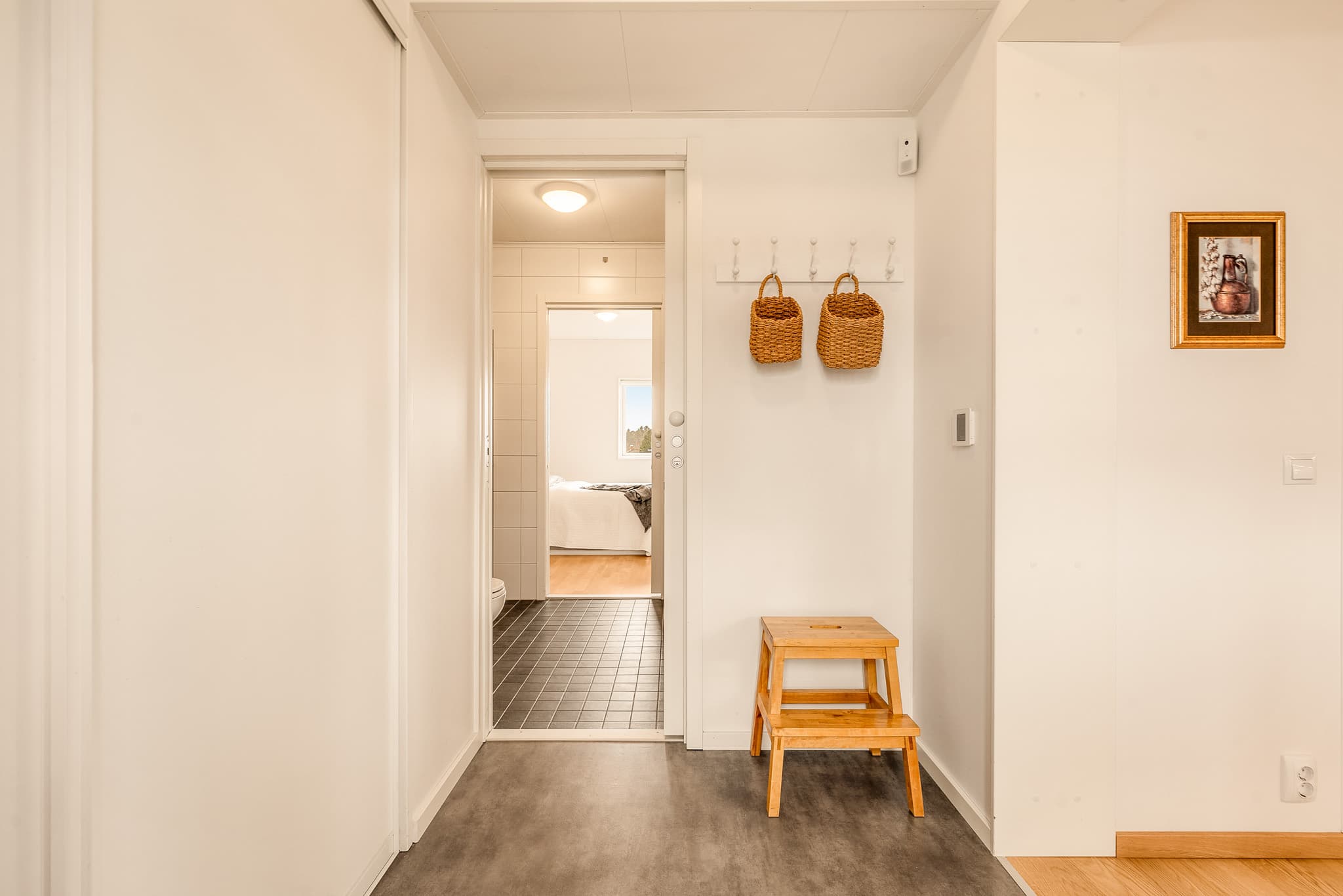 Fra entreen har man adkomst til bad og kjøkken/stue.