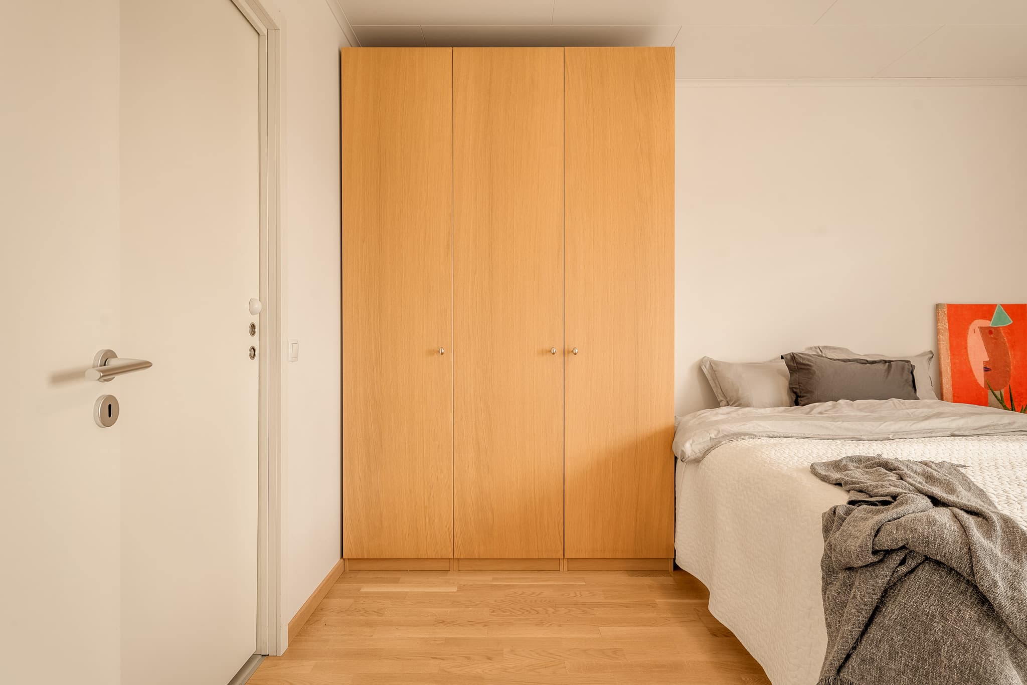 Fra hovedsoverommet har man adkomst til bad.