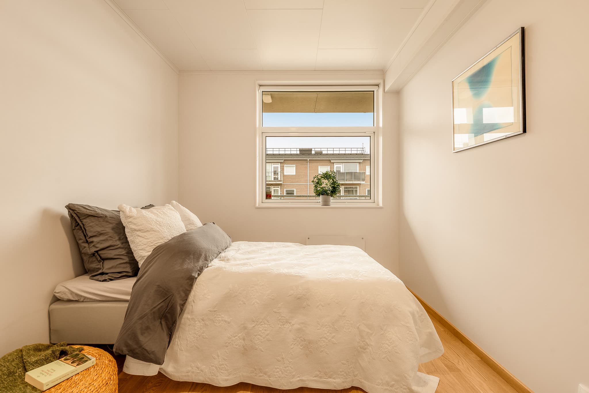 Begge soverom har garderobeløsning.