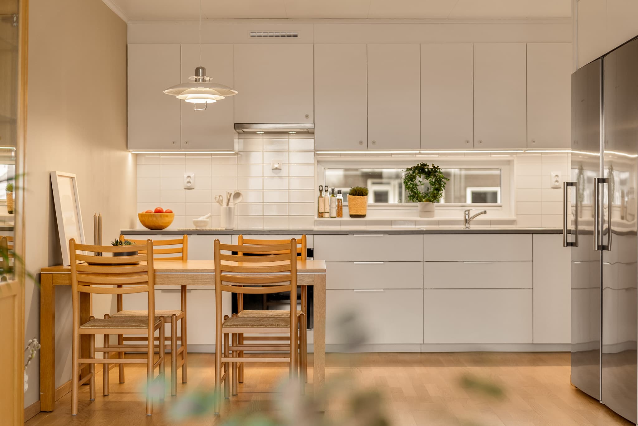 Kjøkkeninnredningen er fra Ikea og har hvite, slette fronter og laminat benkeplate.