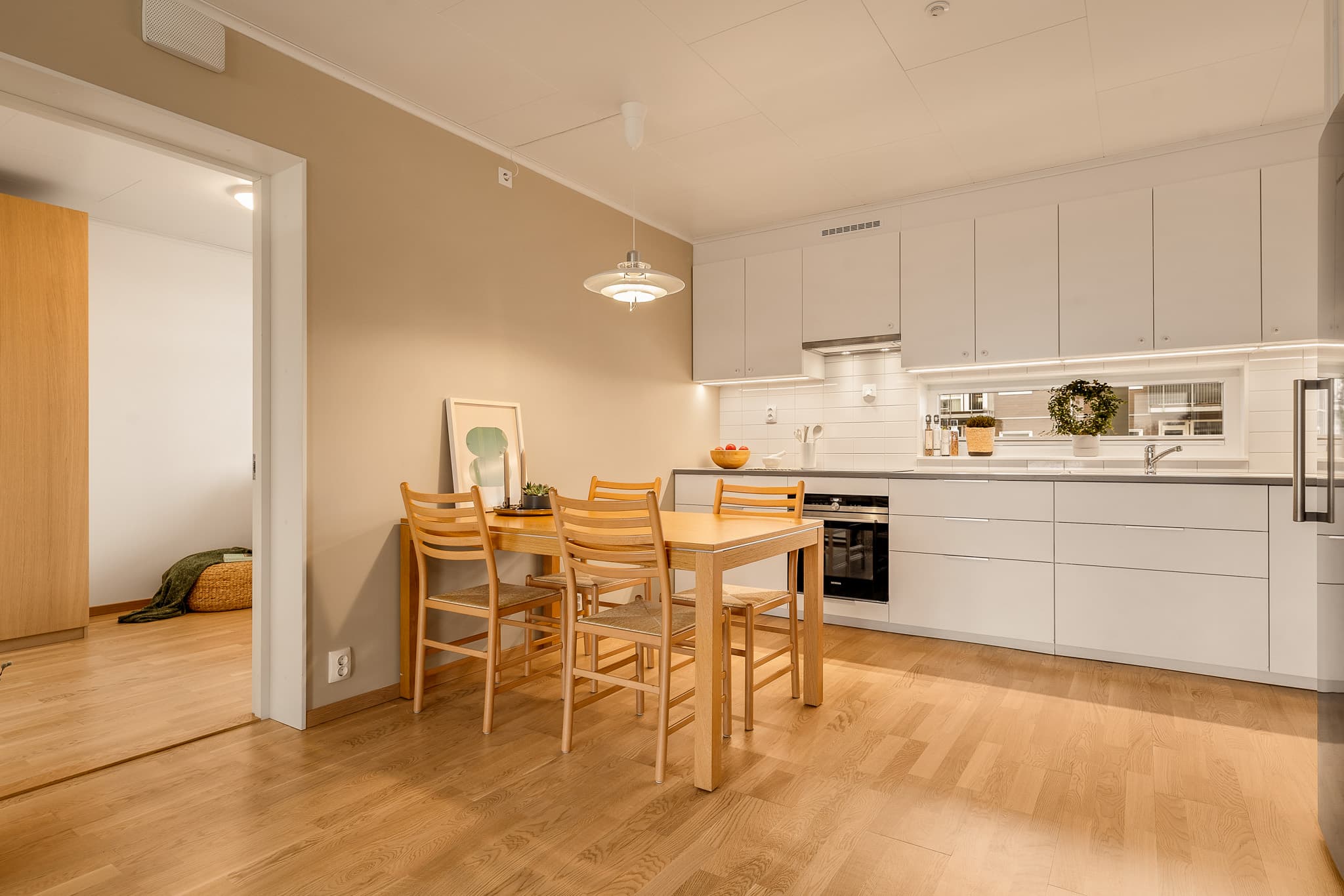 Innredningen har integrert koketopp, stekeovn og oppvaskmaskin.