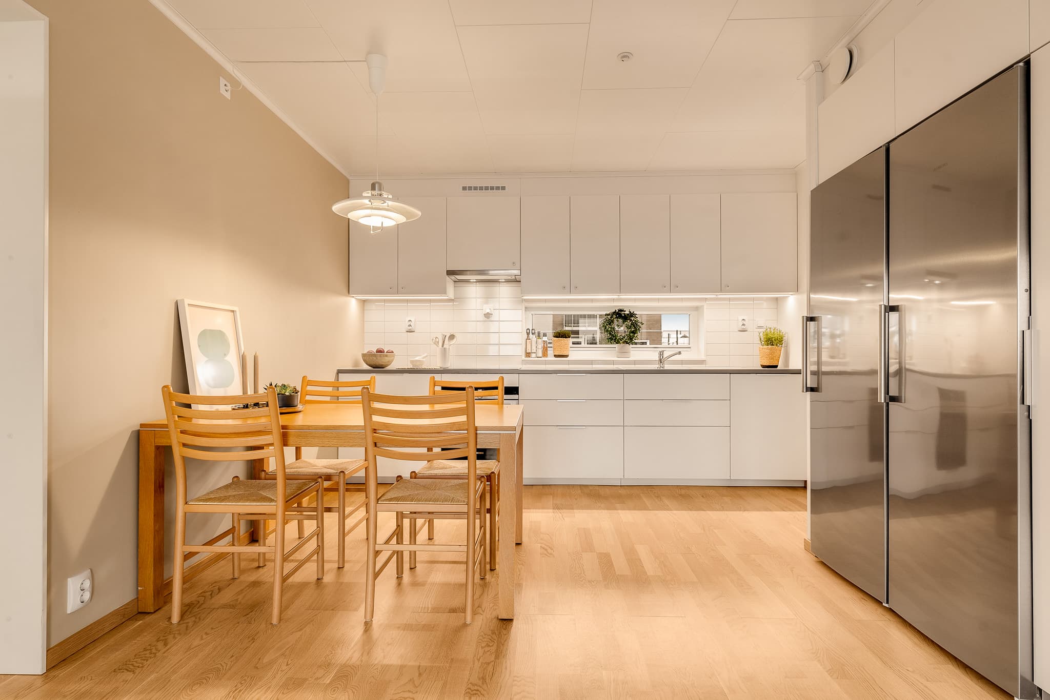 Det er god plass til spisegruppe ved kjøkkenet.