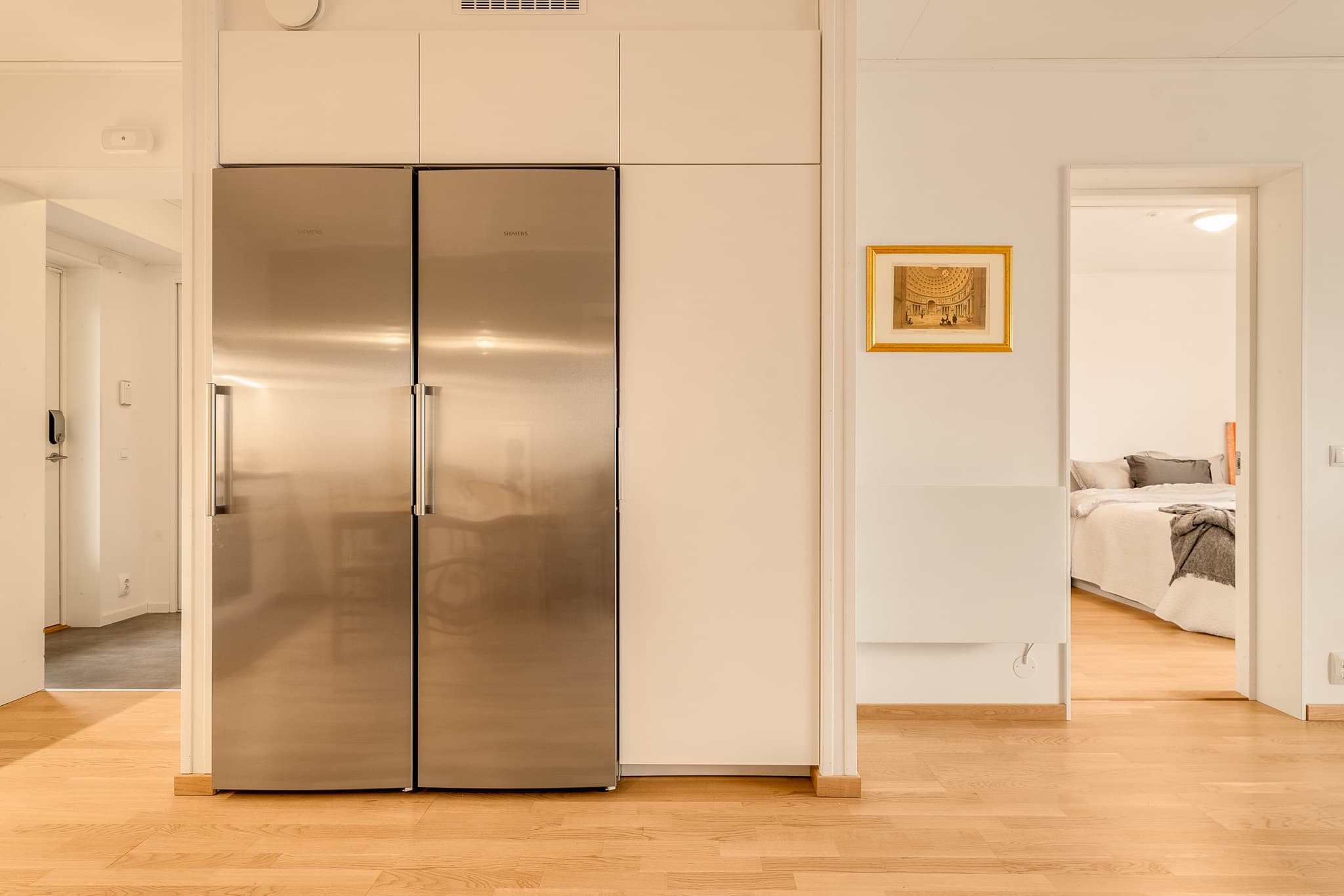 Egen nisje med kjøleskap samt lagringsplass.