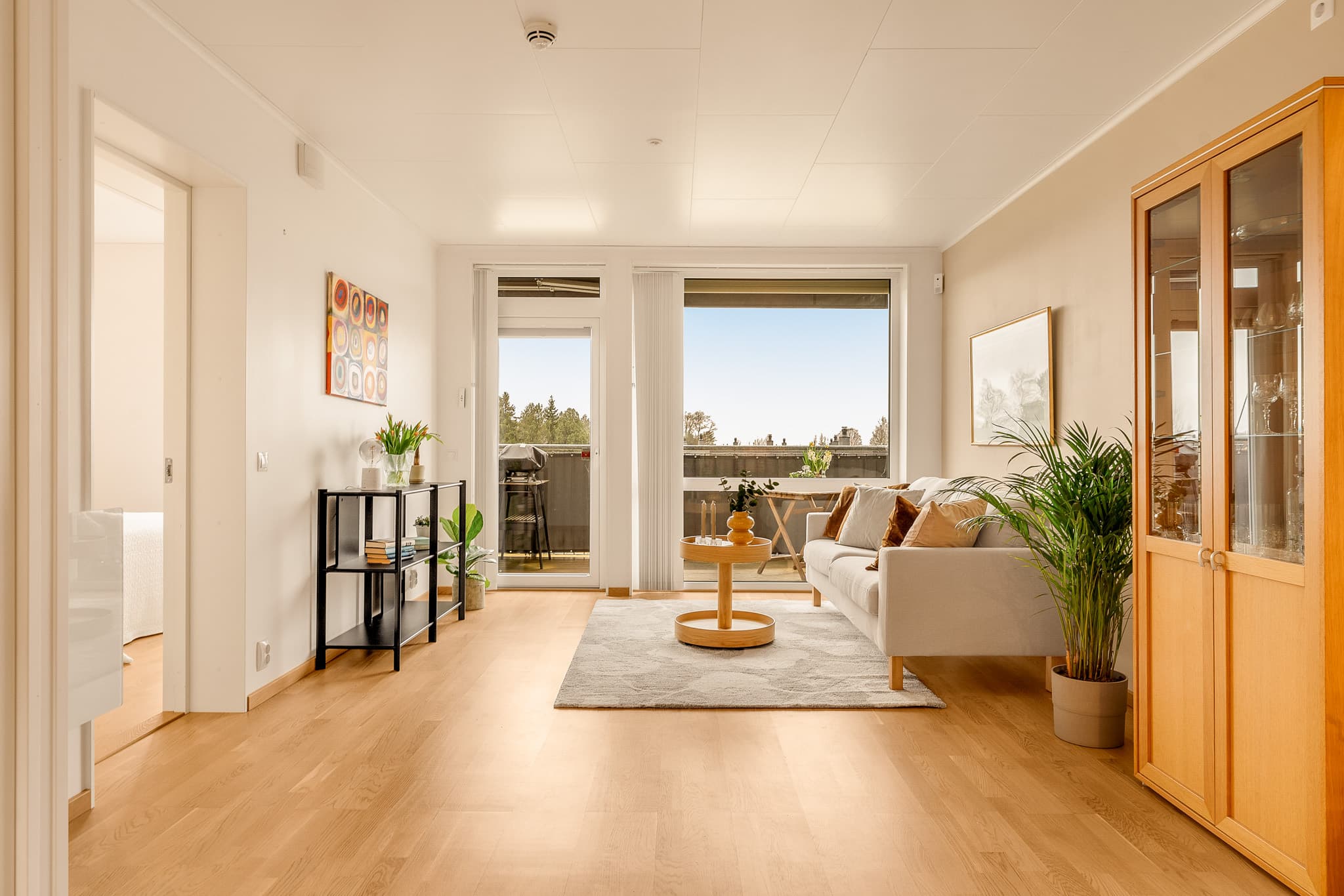 Stuen har store vindusflater og utgang til balkong.