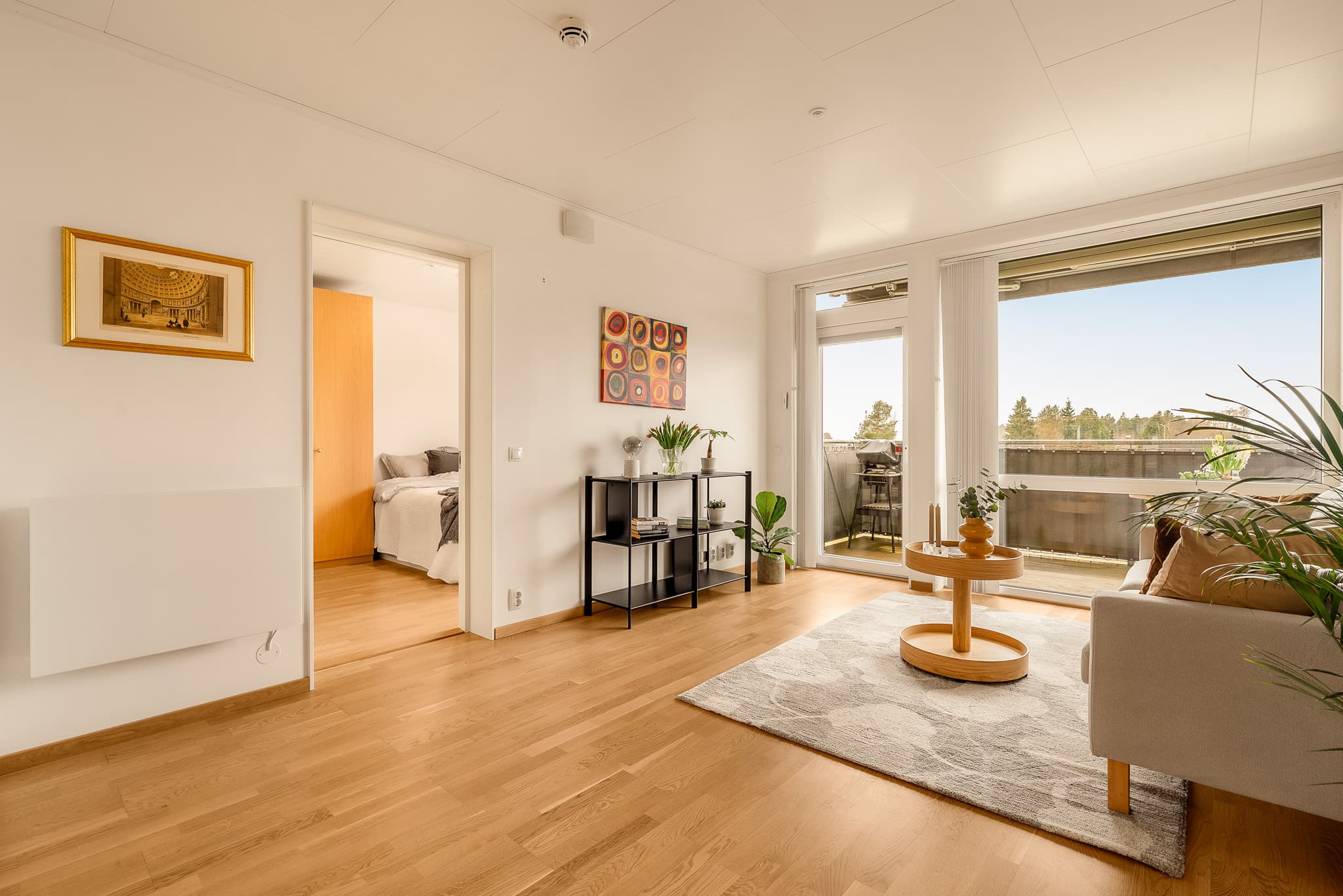 I stuen er det montert viftekonvektor som avgir god varme.