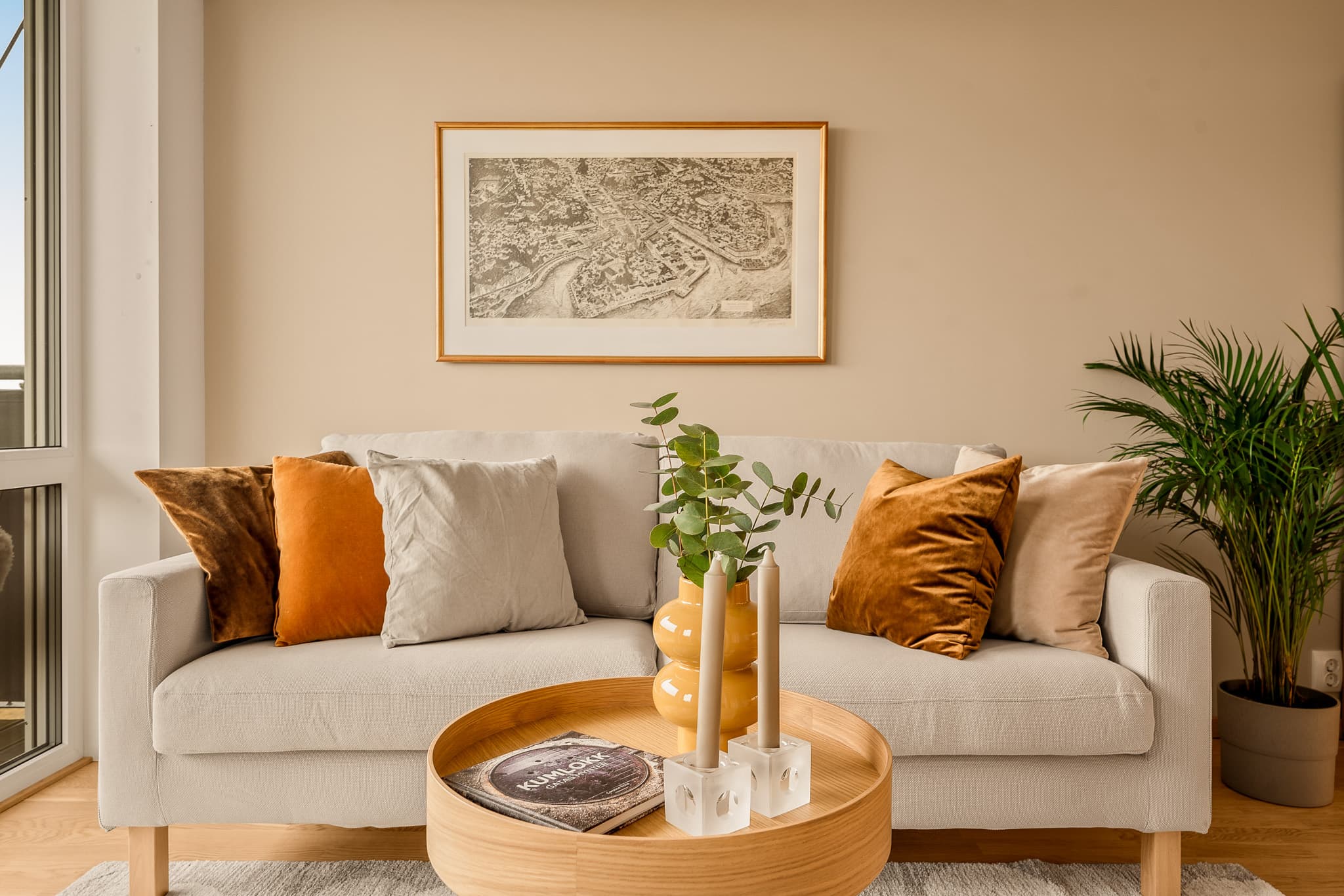 Stuen byr på flere møbleringsmuligheter.