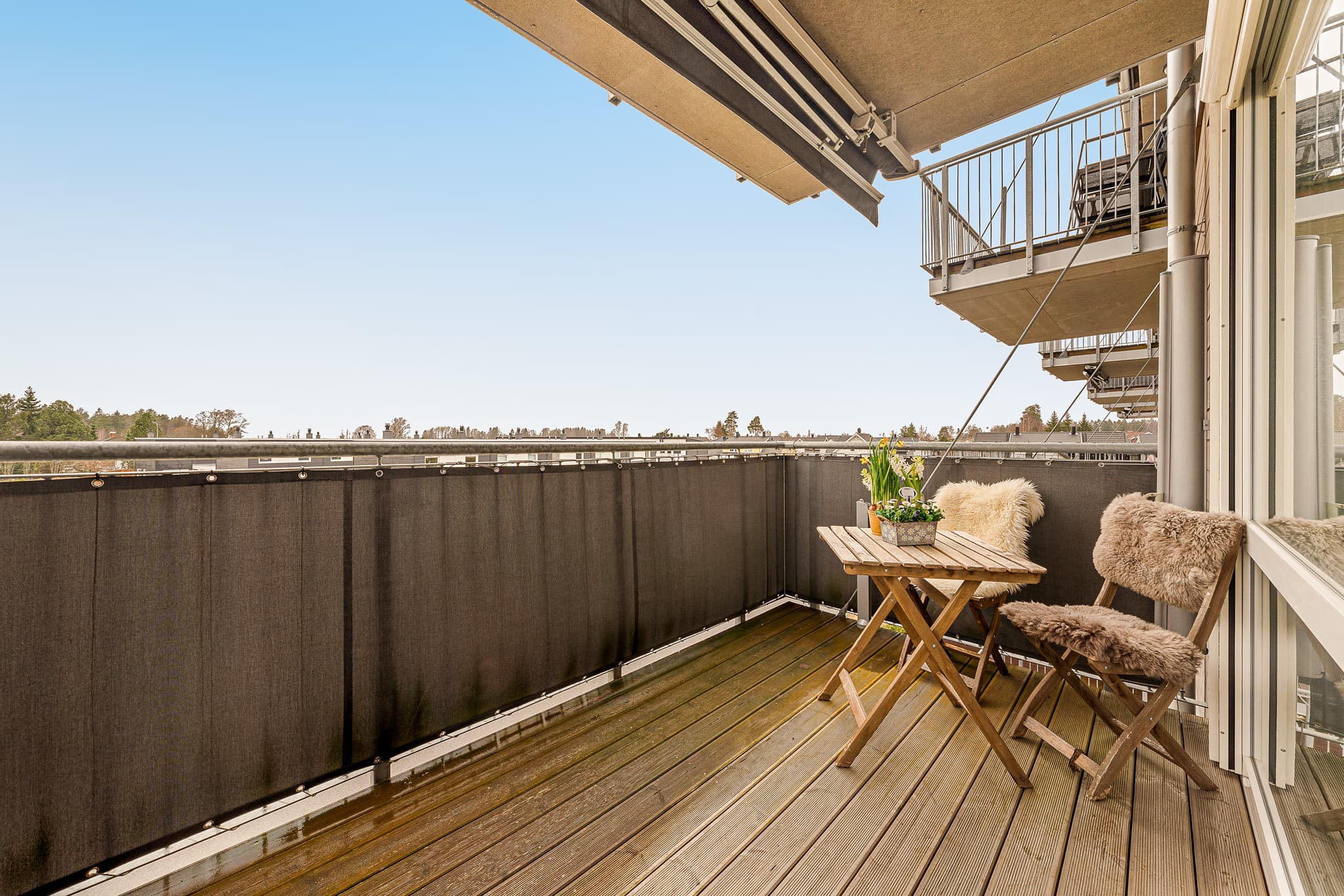 Balkongen er en fin forlengelse av stuen på sommerhalvåret.