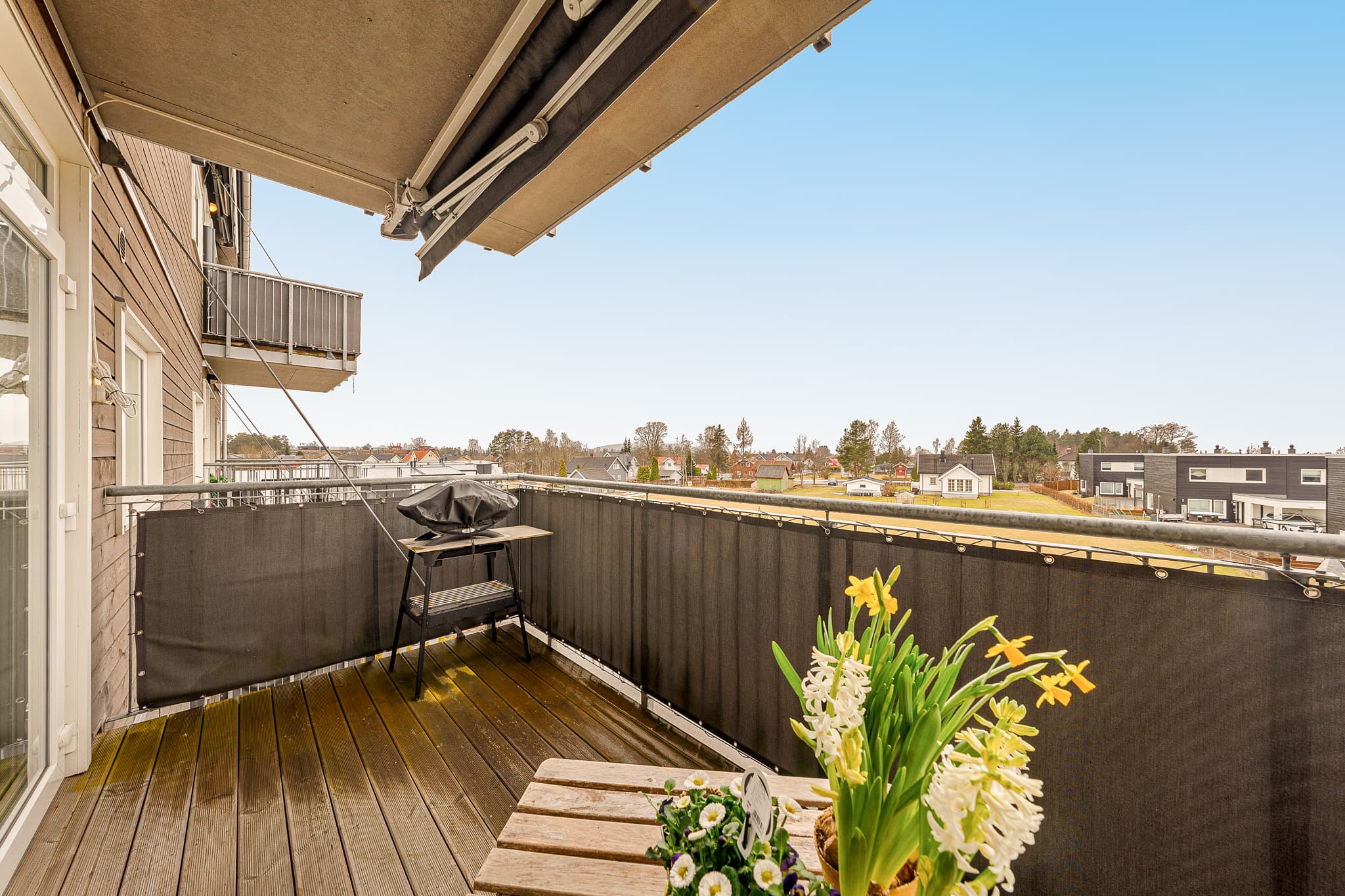 Det er montert elektrisk markise for solfylte dager.