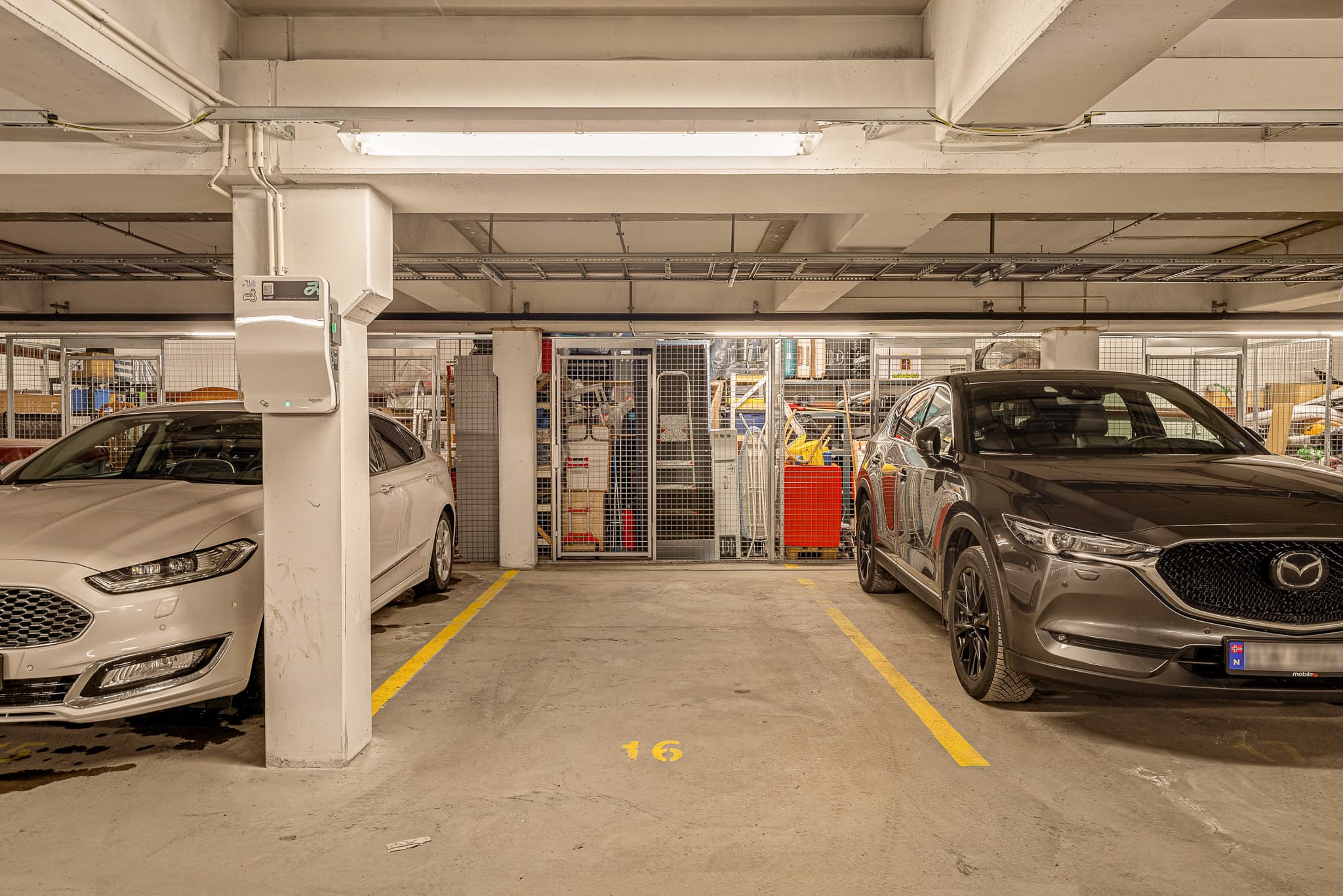 Det følger parkeringsplass med elbil-lader og sportsbod.