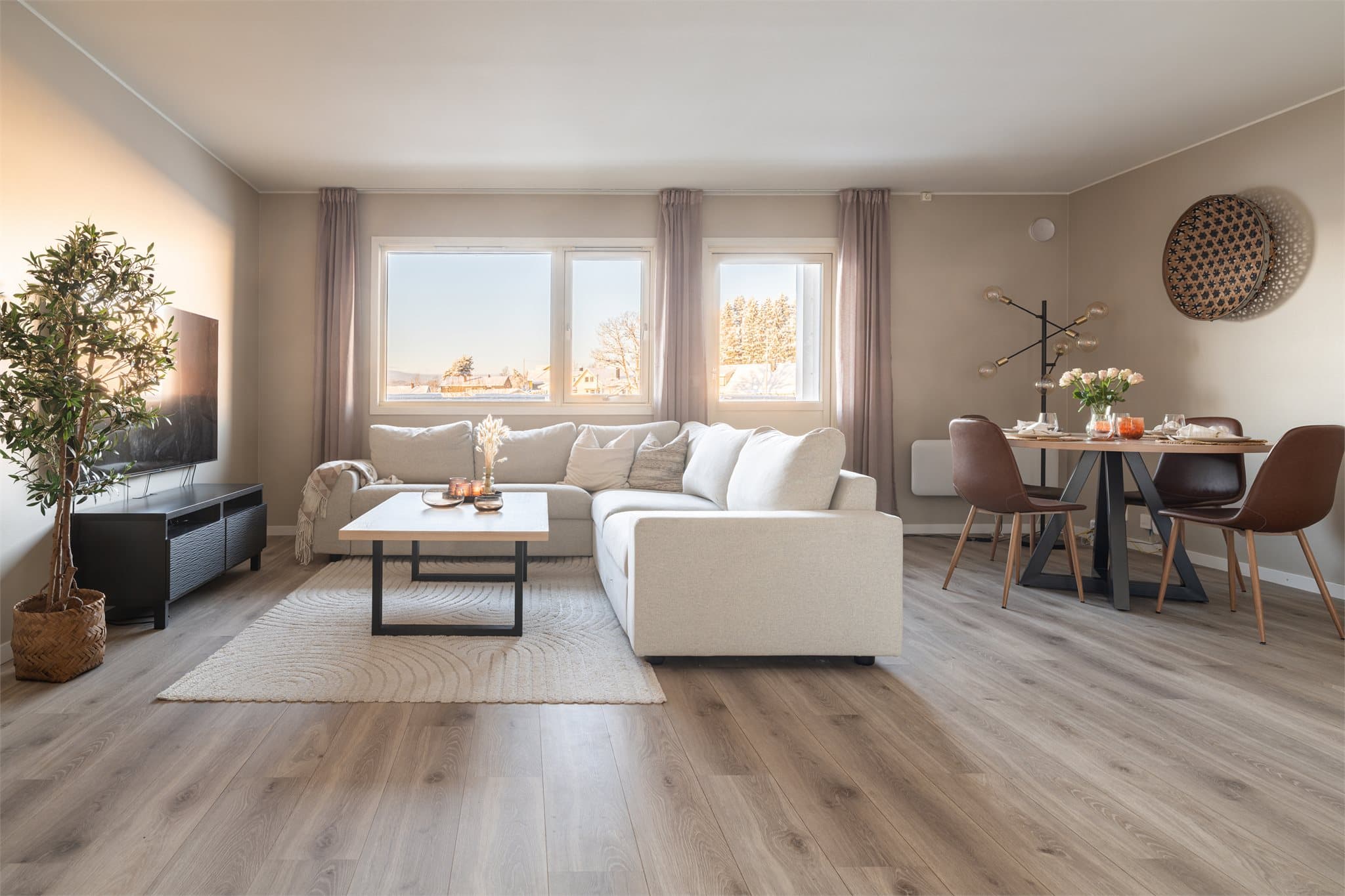 Gina Granli v/Emera eiendomsmegling (tlf. 99274052) ønsker deg velkommen til Åråssvingen 4! Foto: Henrik Sporsheim v/Tigerstaden boligfoto