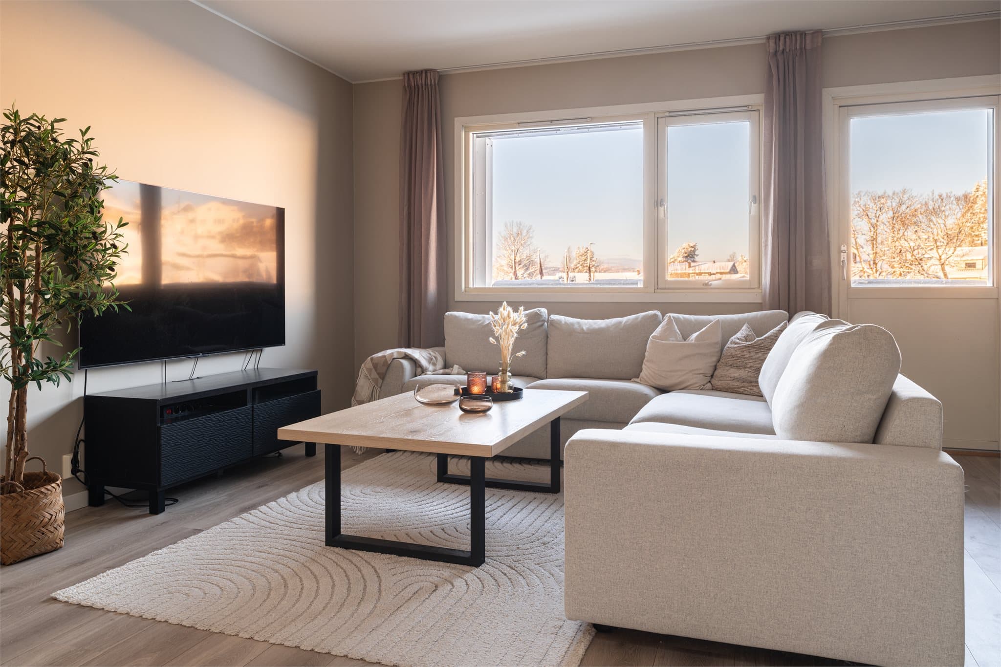 Dette er en arealeffektiv og lekker 1-roms leilighet med hems med ca. 16 kvm gulvareal, sentralt beliggende på Åråsen i Lillestrøm.