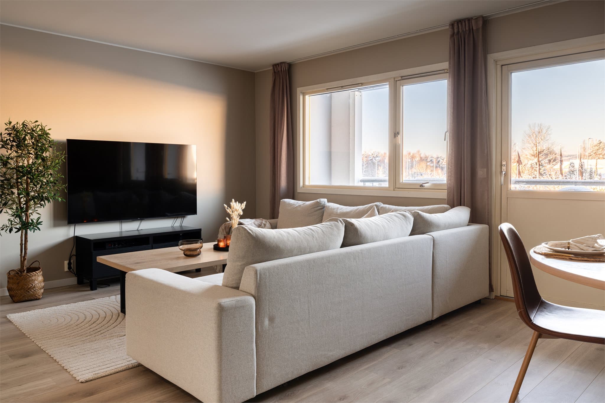 Rommet har god plass til både tv-møblement, spise- og sofagruppe.