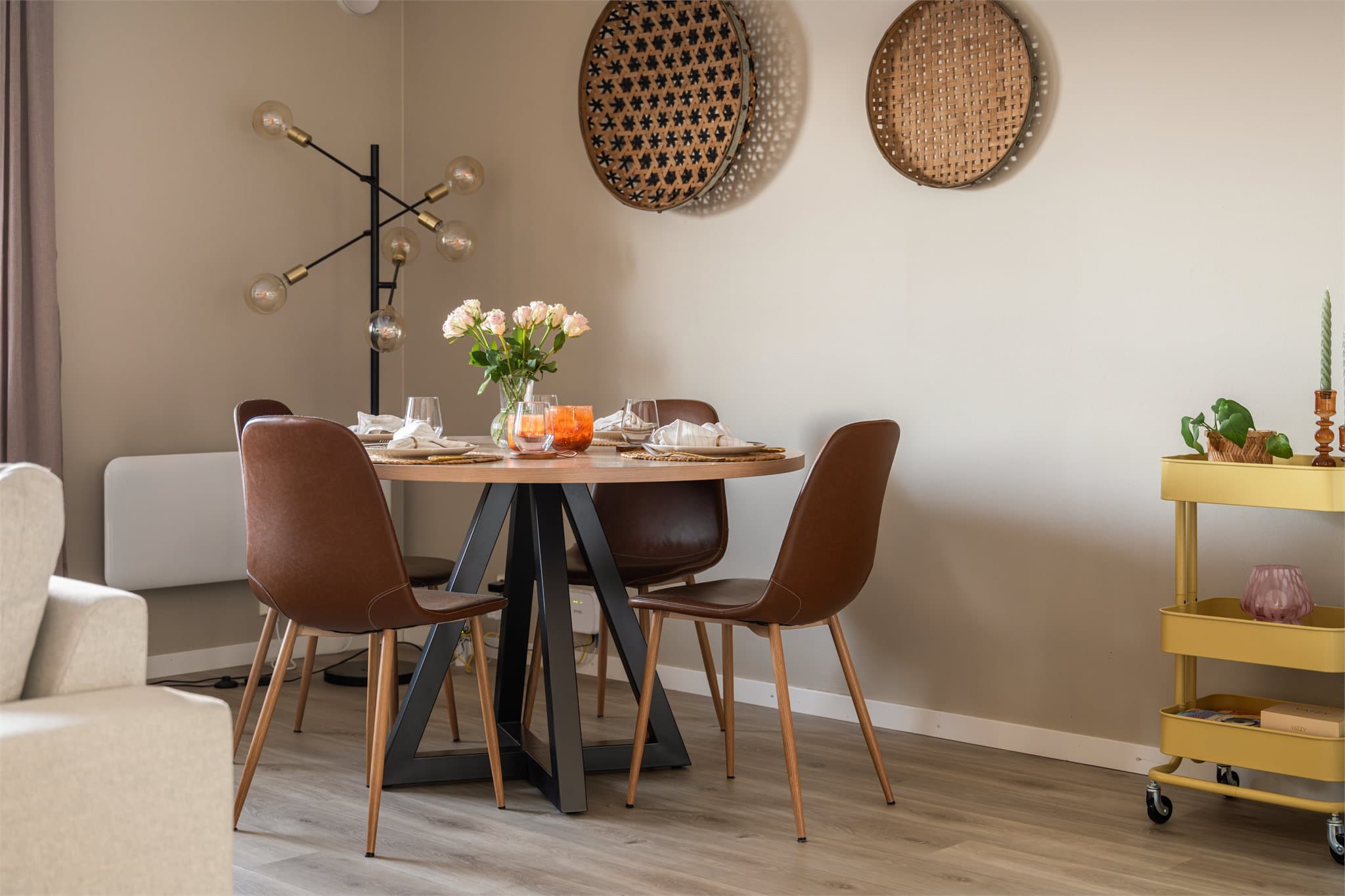 I tilknytning til kjøkkenet er det plass til spisegruppe.