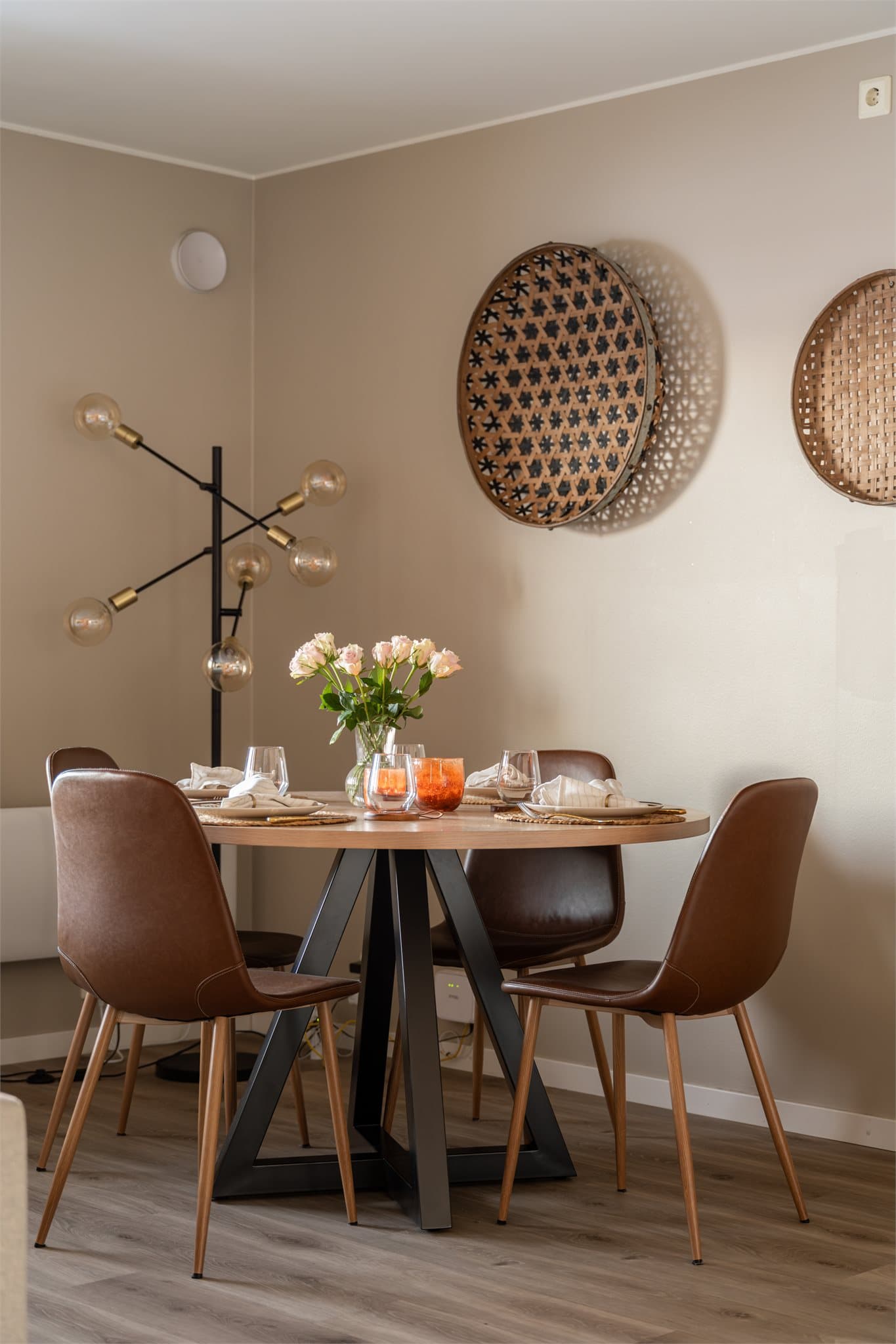 Malt vegger og tak i stue/kjøkken og soverom samt trapp i 2024.