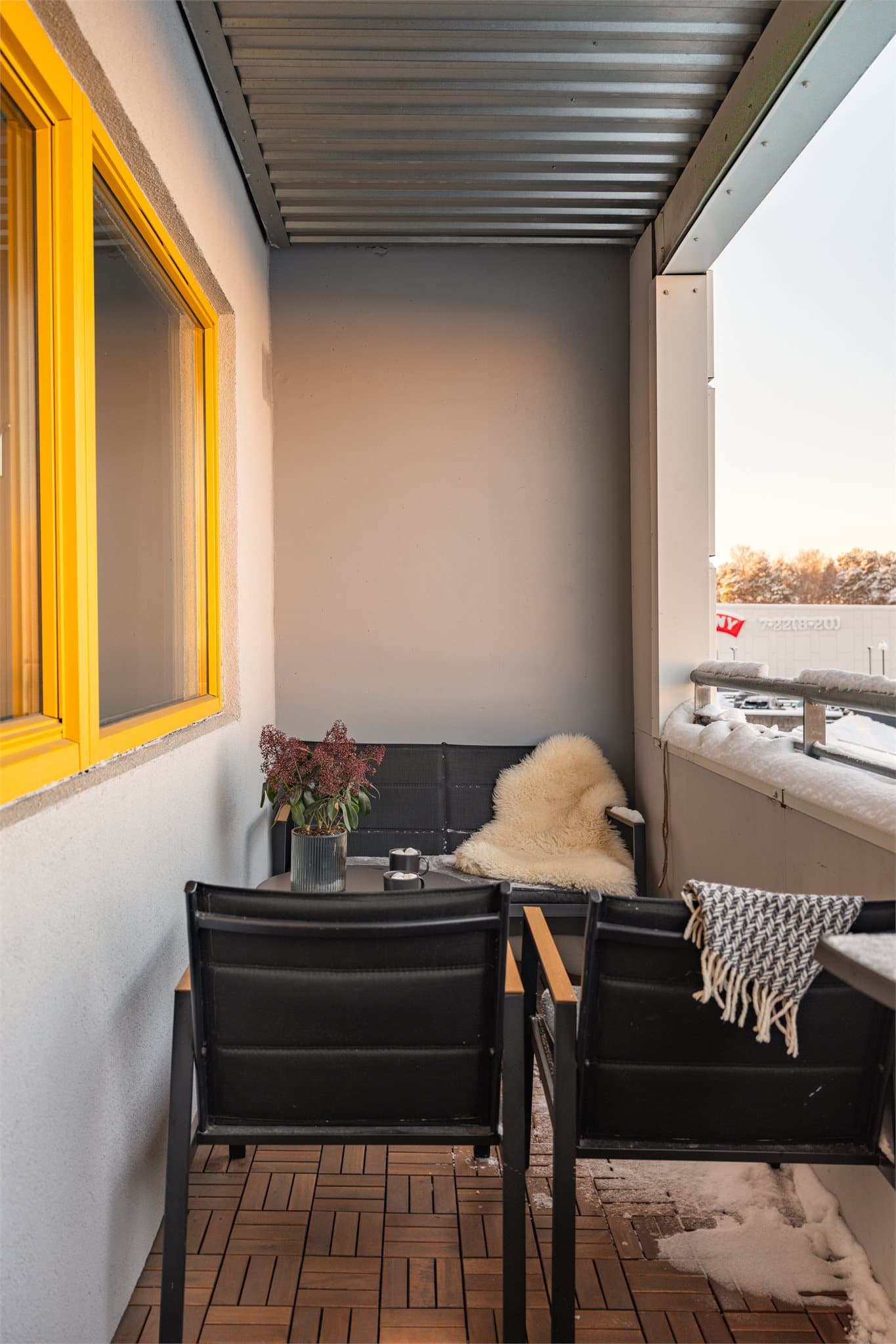 Plass til utemøbler og grill.