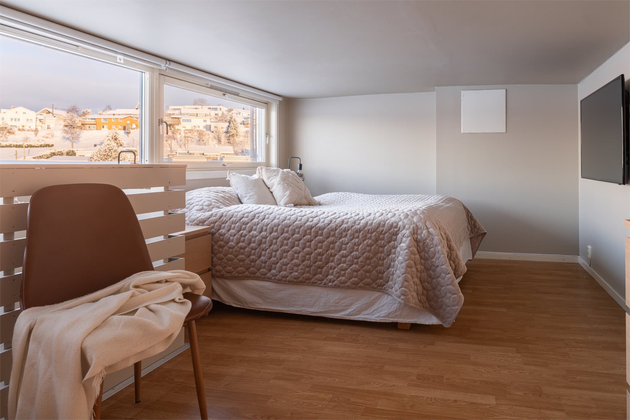 Leiligheten har en hems på ca. 16 kvm. Dette er et ekstra bruksareal som gir fleksibilitet.