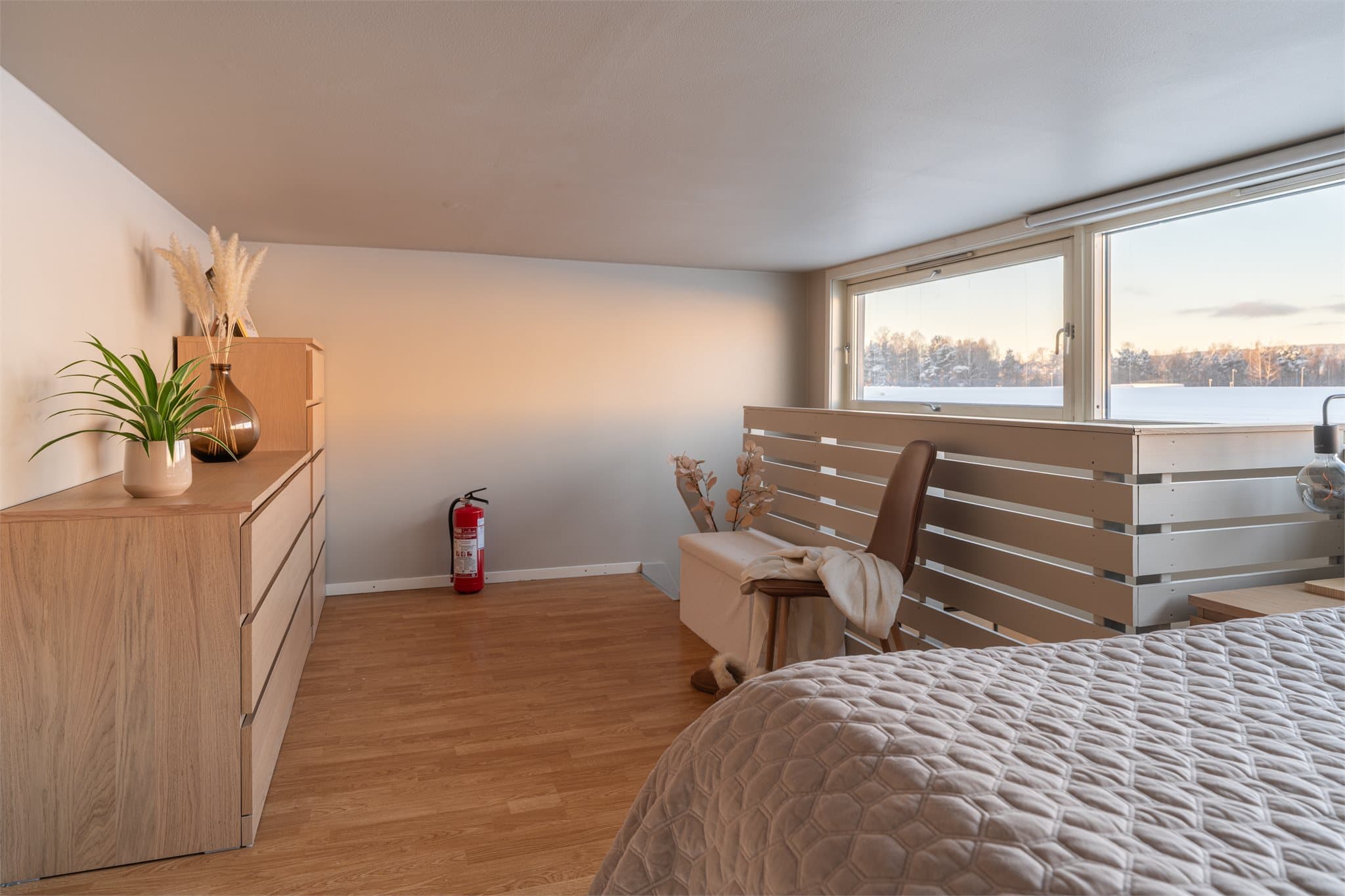 Dagens eier har benyttet hemsen som soverom, men det gjøres oppmerksom på at hemsen ikke er godkjent for varig oppholdsrom.