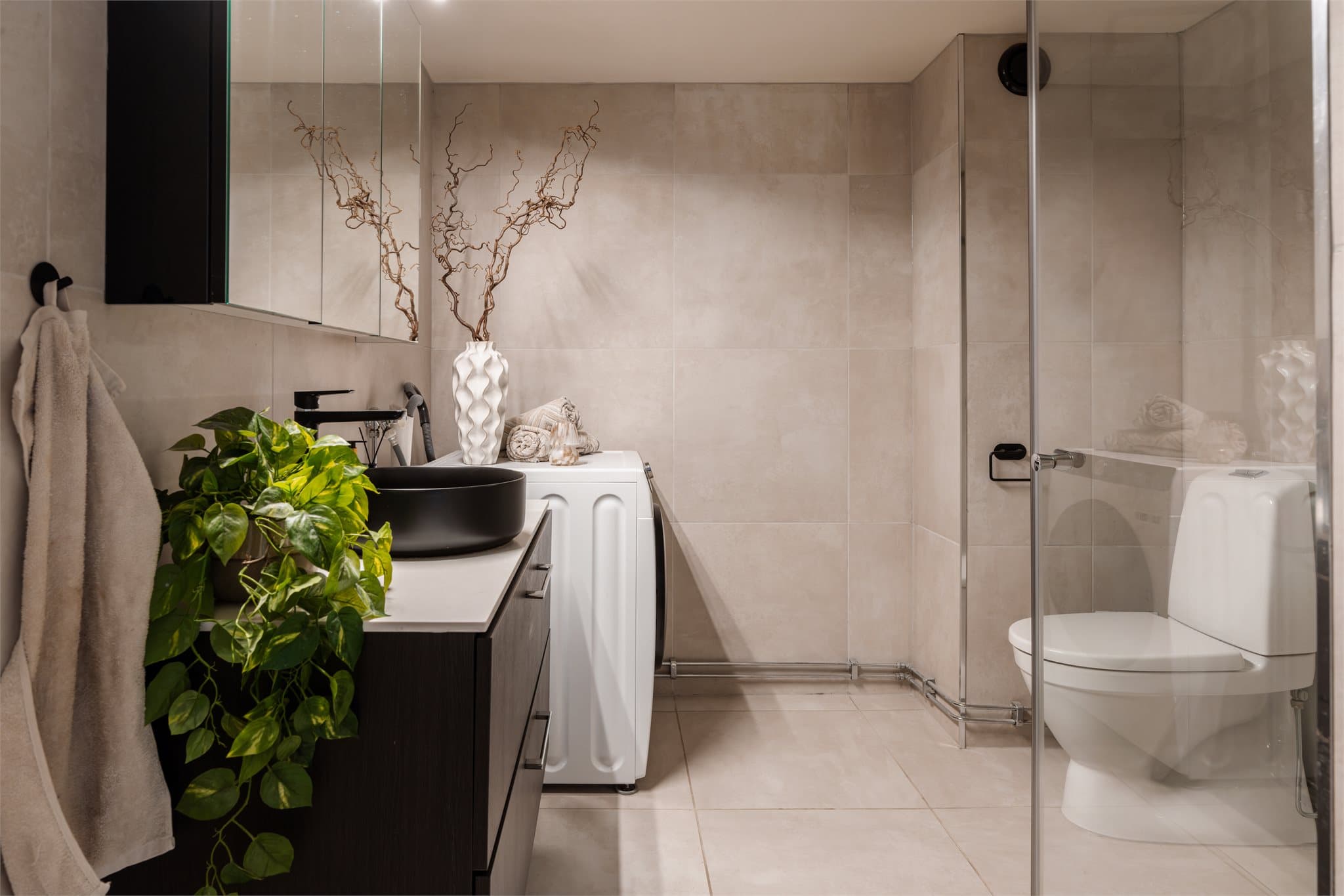 Badet er hovedsakelig fra byggeår, med nye fliser i 2023 (flis på flis).