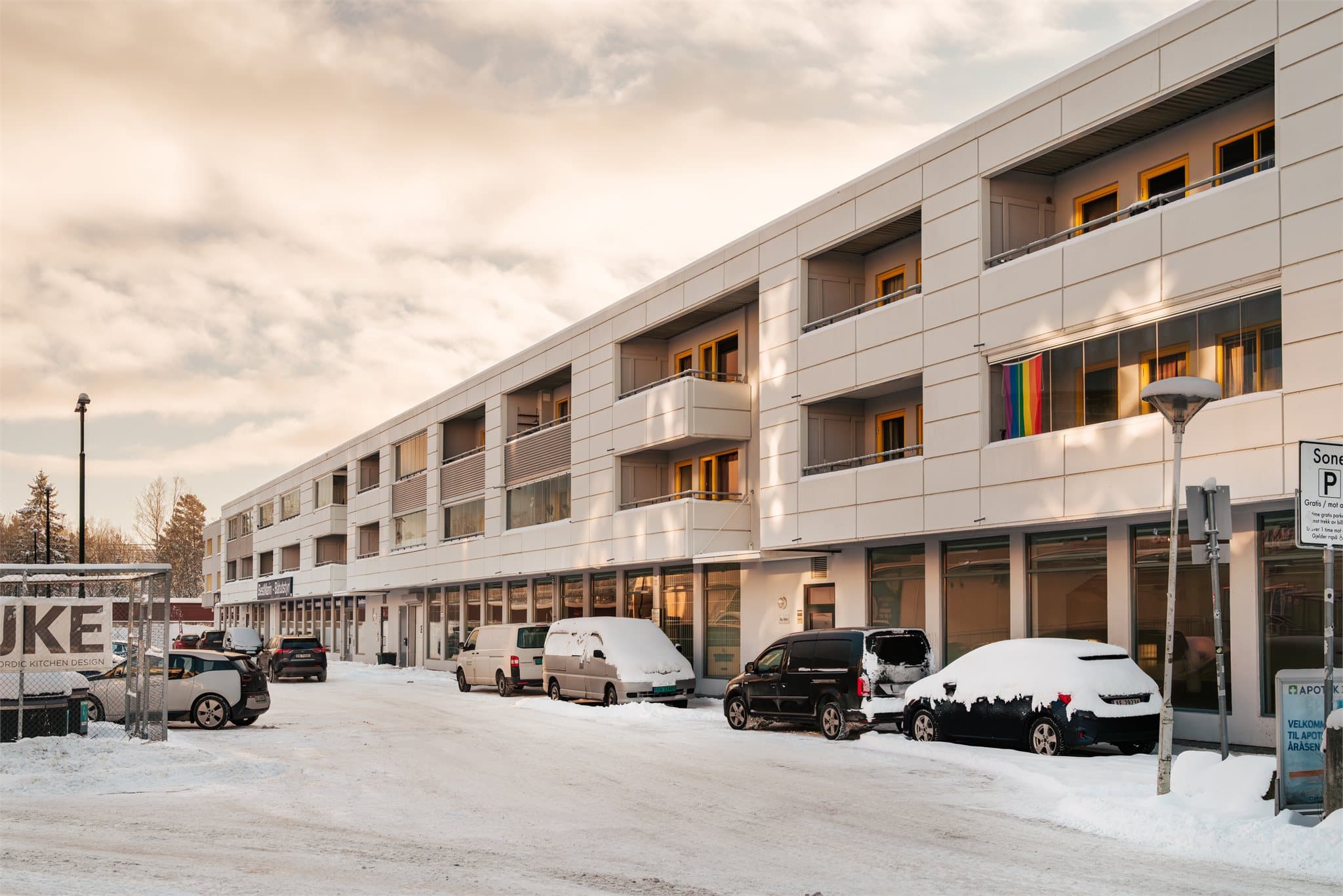 Her bor du i et attraktivt boligområde med nærhet til Lillestrøm. Det er kort avstand til skoler, offentlig kommunikasjon og servicetilbud.