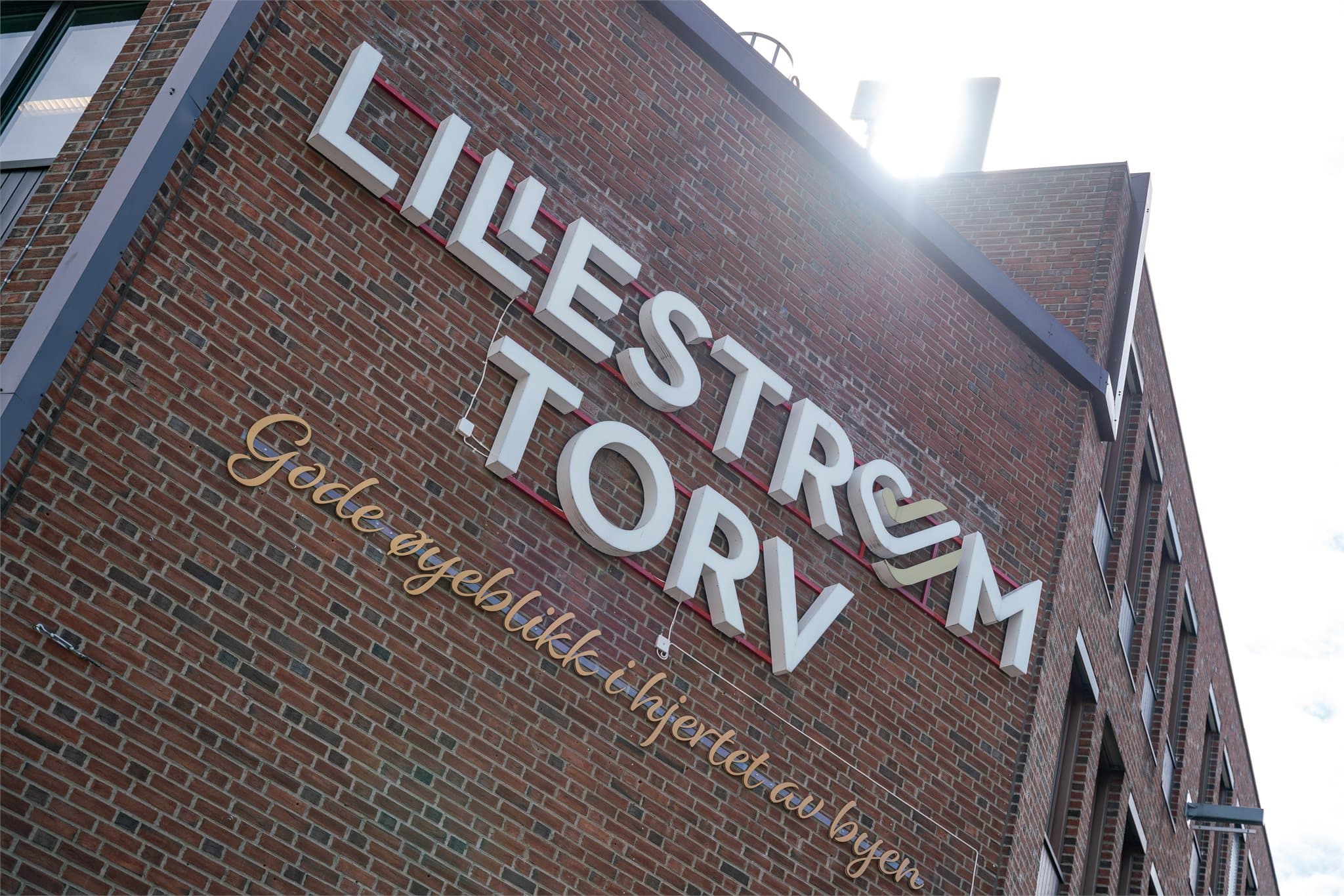 Lillestrøm Torv kjøpesenter ligger kort vei unna. Det er i tillegg kort vei til Norges største kjøpesenter, Strømmen Storsenter.