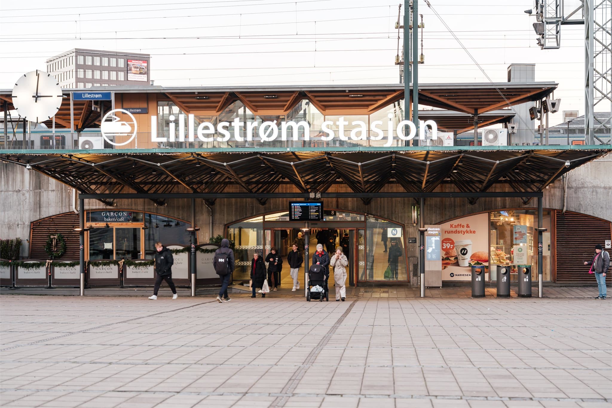 Lillestrøm stasjon ligger ca. 20 minutters gange eller ca. 10 min unna med buss.