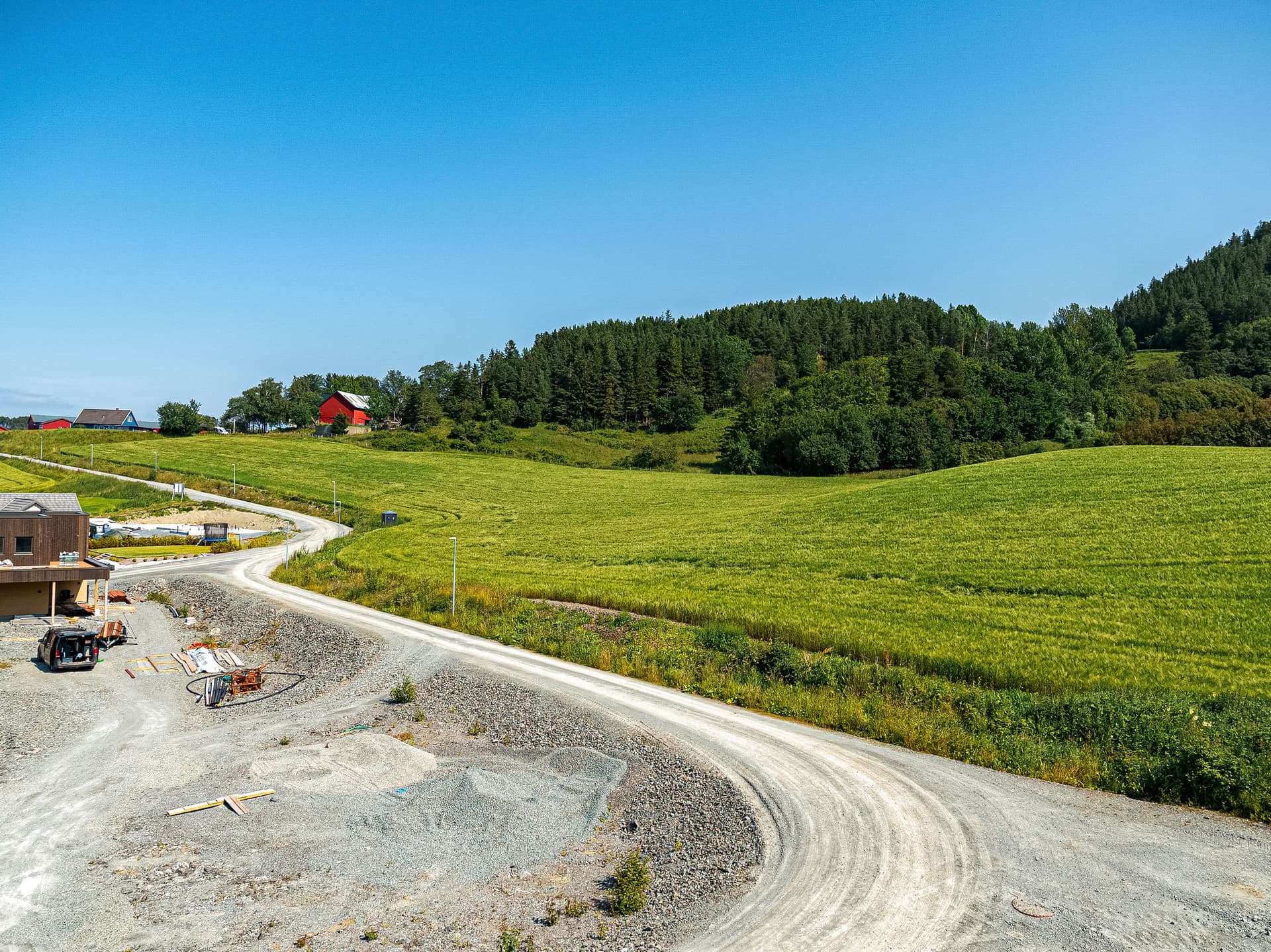 Tomten har adkomst via privat vei.
