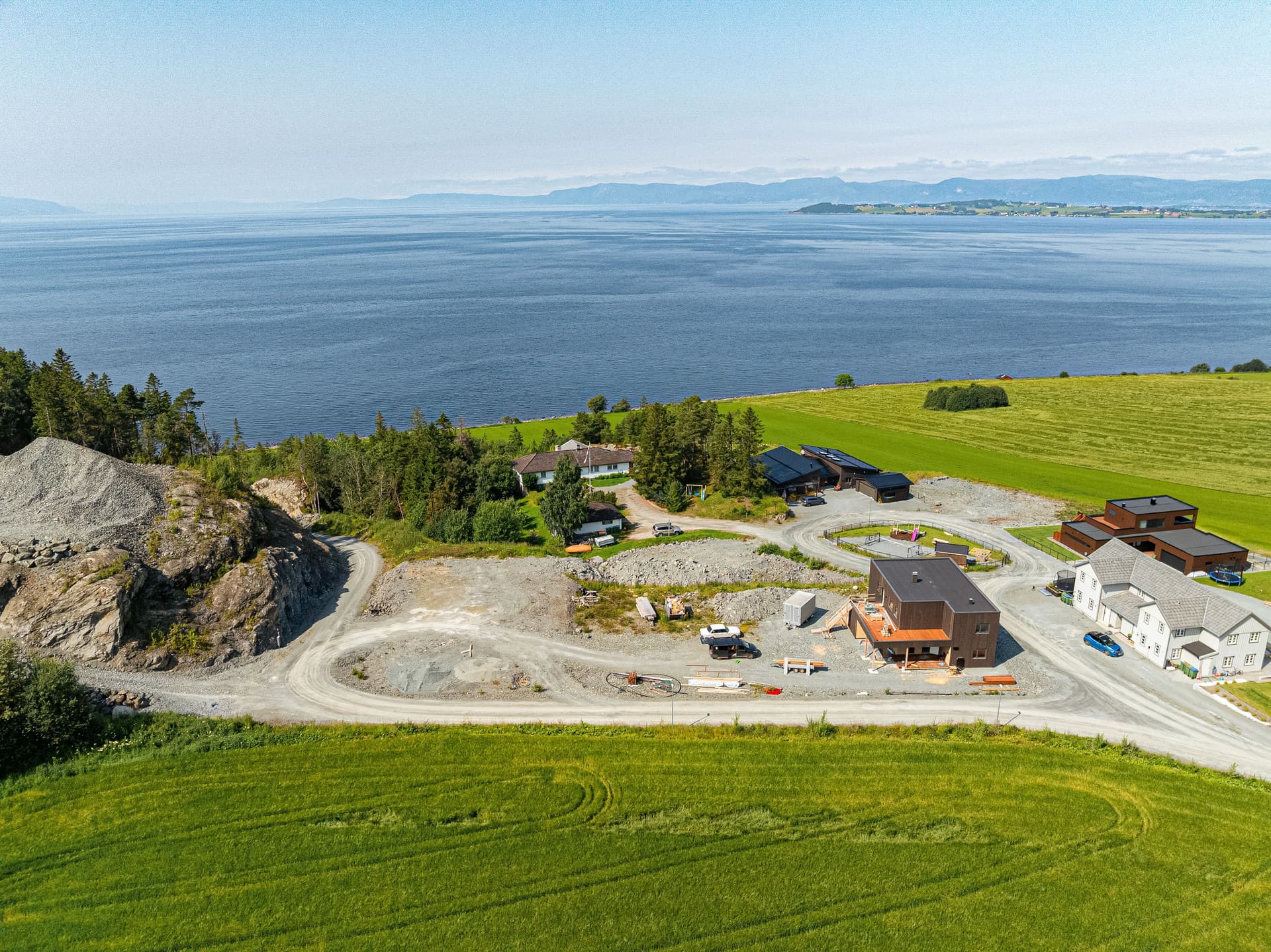 Tomten ligger fint til med utsikt, gode solforhold og naturskjønne omgivelser.
