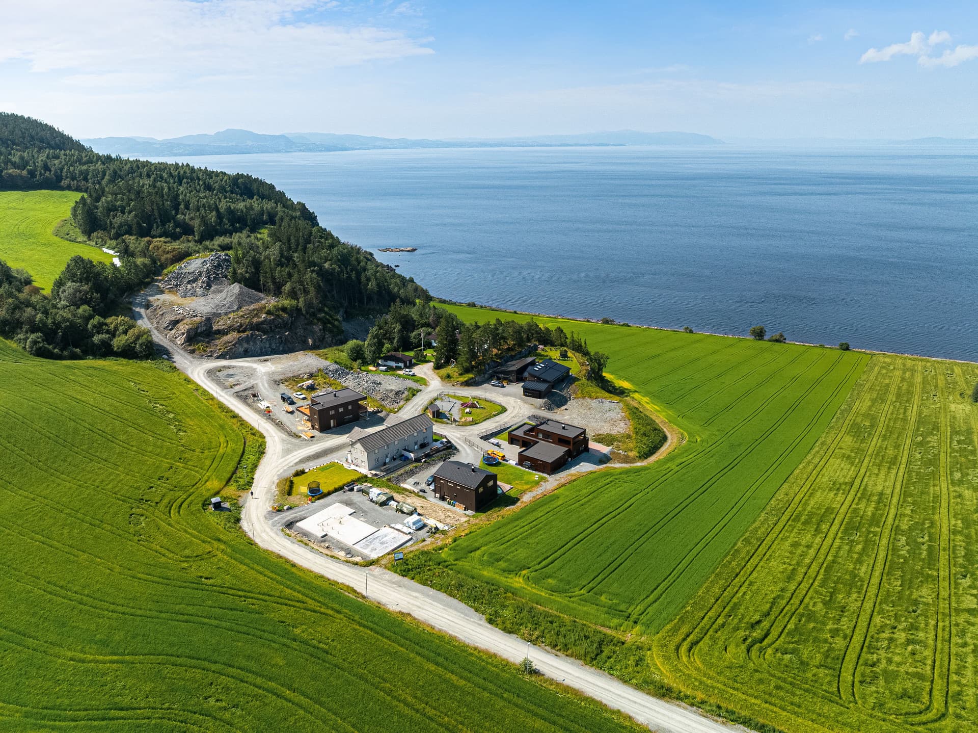 Emera Eiendomsmegling v/Eskil Wahl ønsker velkommen til en flott tomt på Skatval! Foto: Kristian Thorsen.