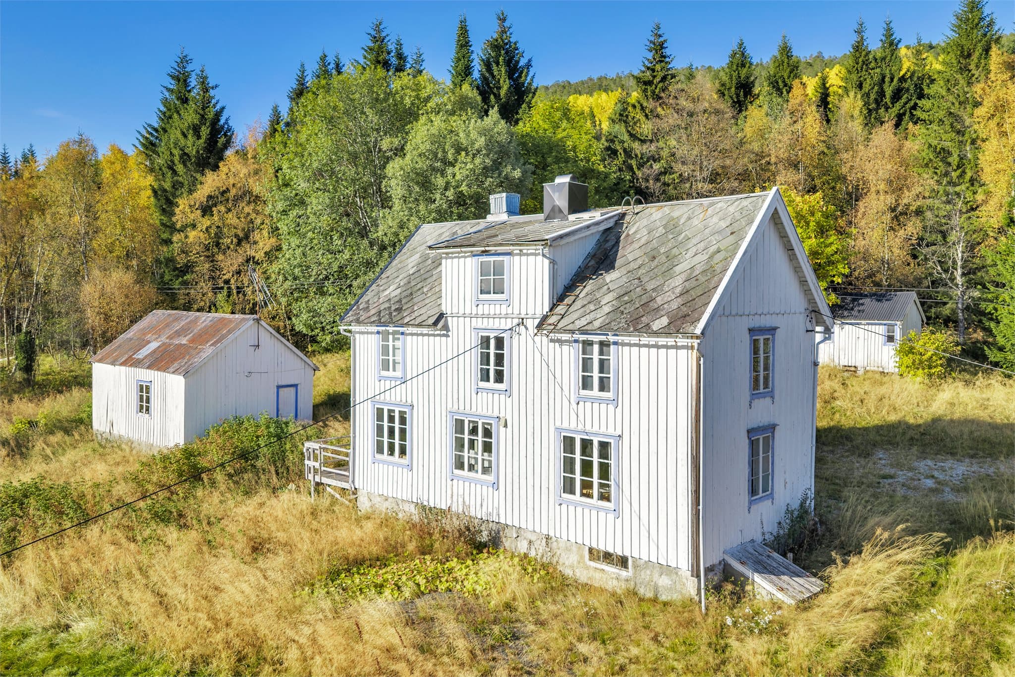 Boligen er oppført over to etasjer pluss kjeller og uinnredet kvist, med flere uthus på tomten.