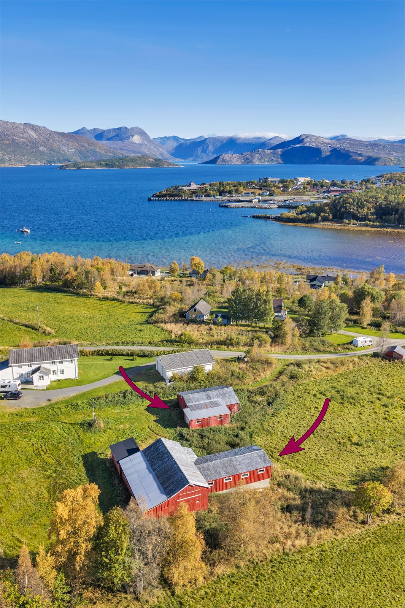 Garasjen og driftsbygningen plassert med god avstand til bolighuset.