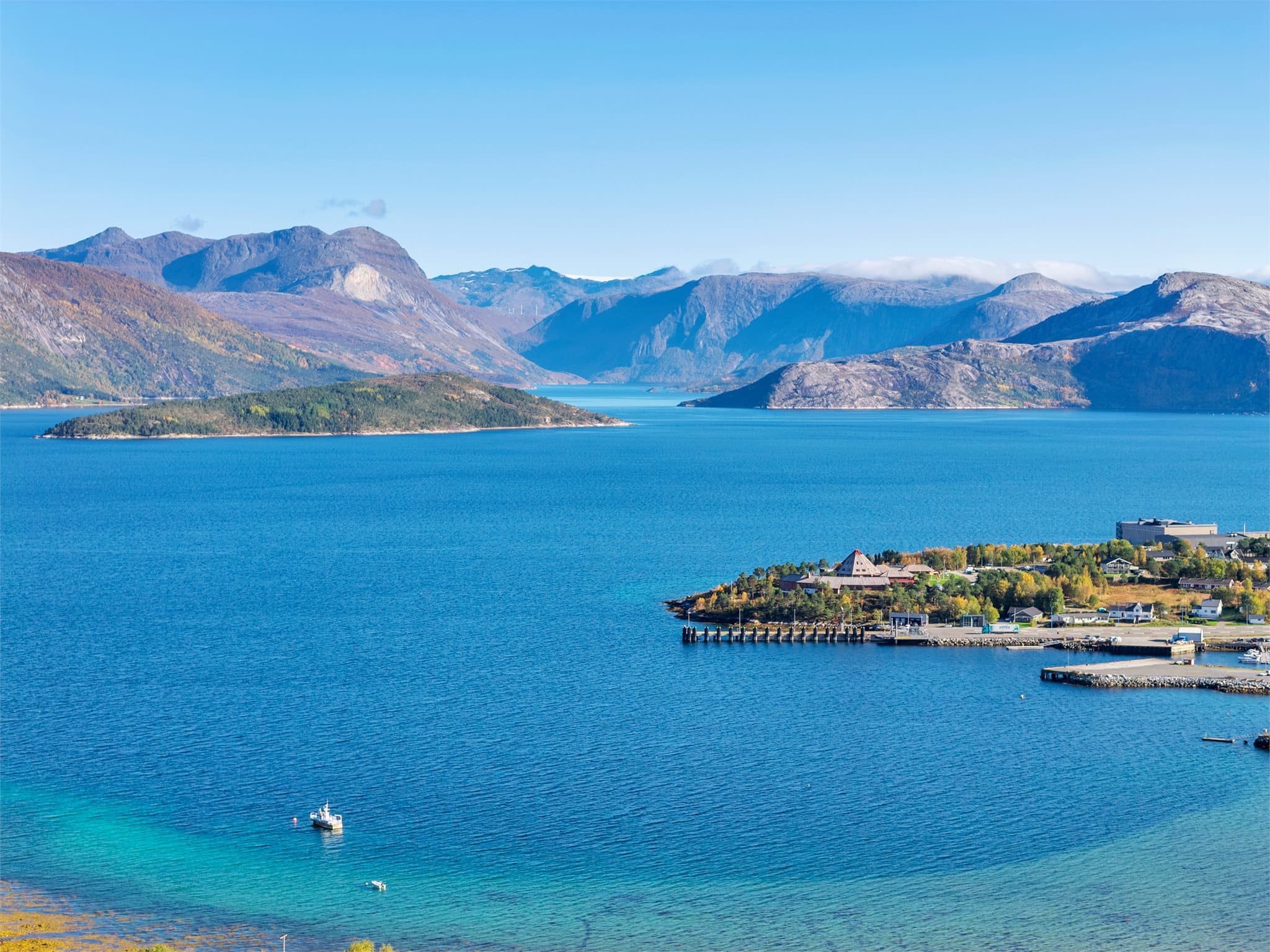 Utsikt mot Dragsbukta og Árran lulesamiske senter ved fjorden.