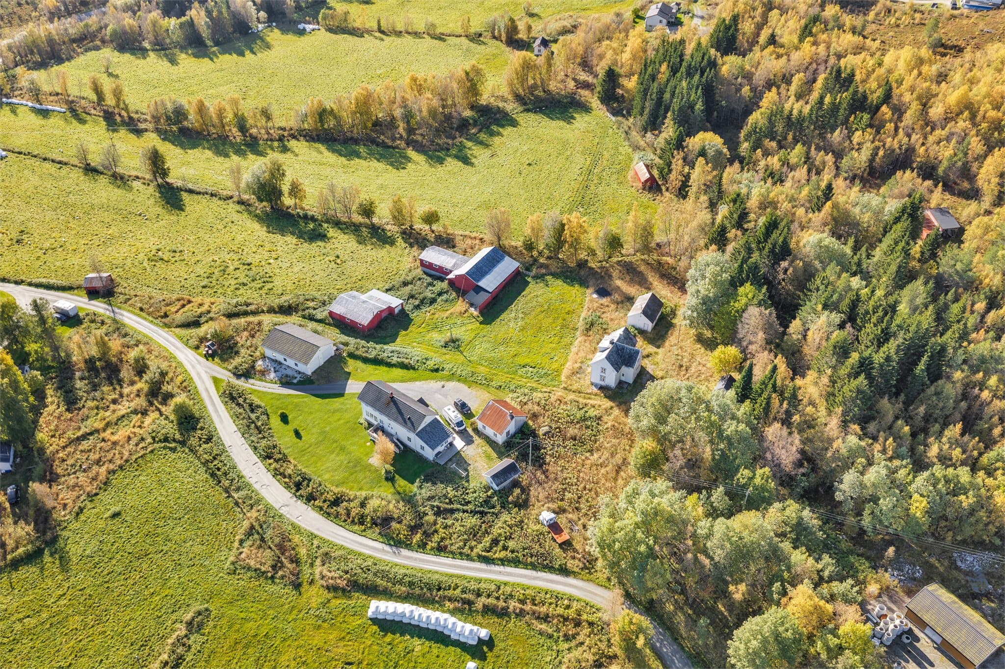 Området preges av åpent kulturlandskap, spredt bebyggelse og landlige omgivelser.