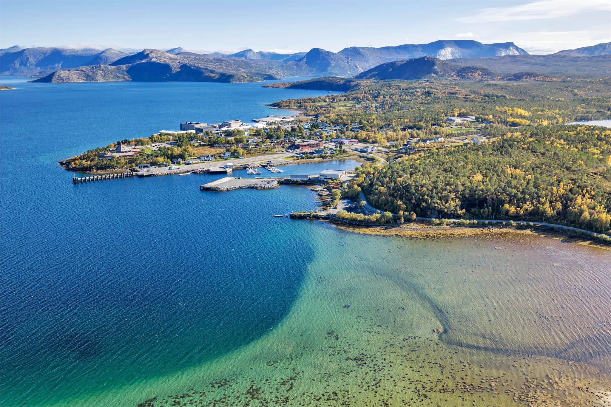 Fra Drag ferjekai og hurtigbåtkai er det faste forbindelser over Tysfjorden.