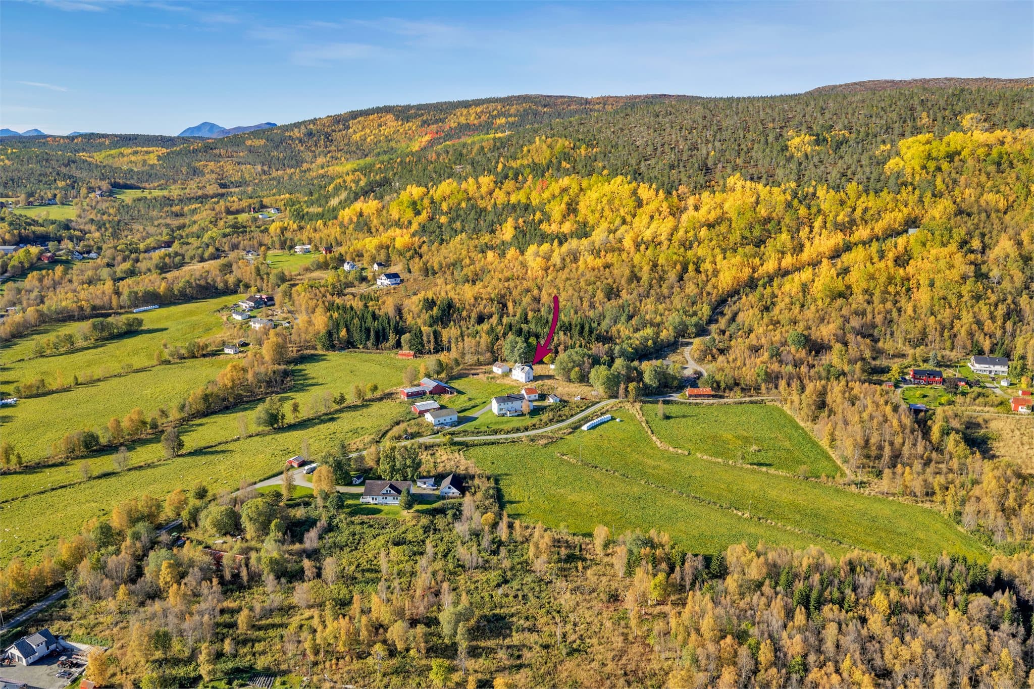Eiendommen ligger landlig og tilbaketrukket til i skråningen over Dragsbukta.