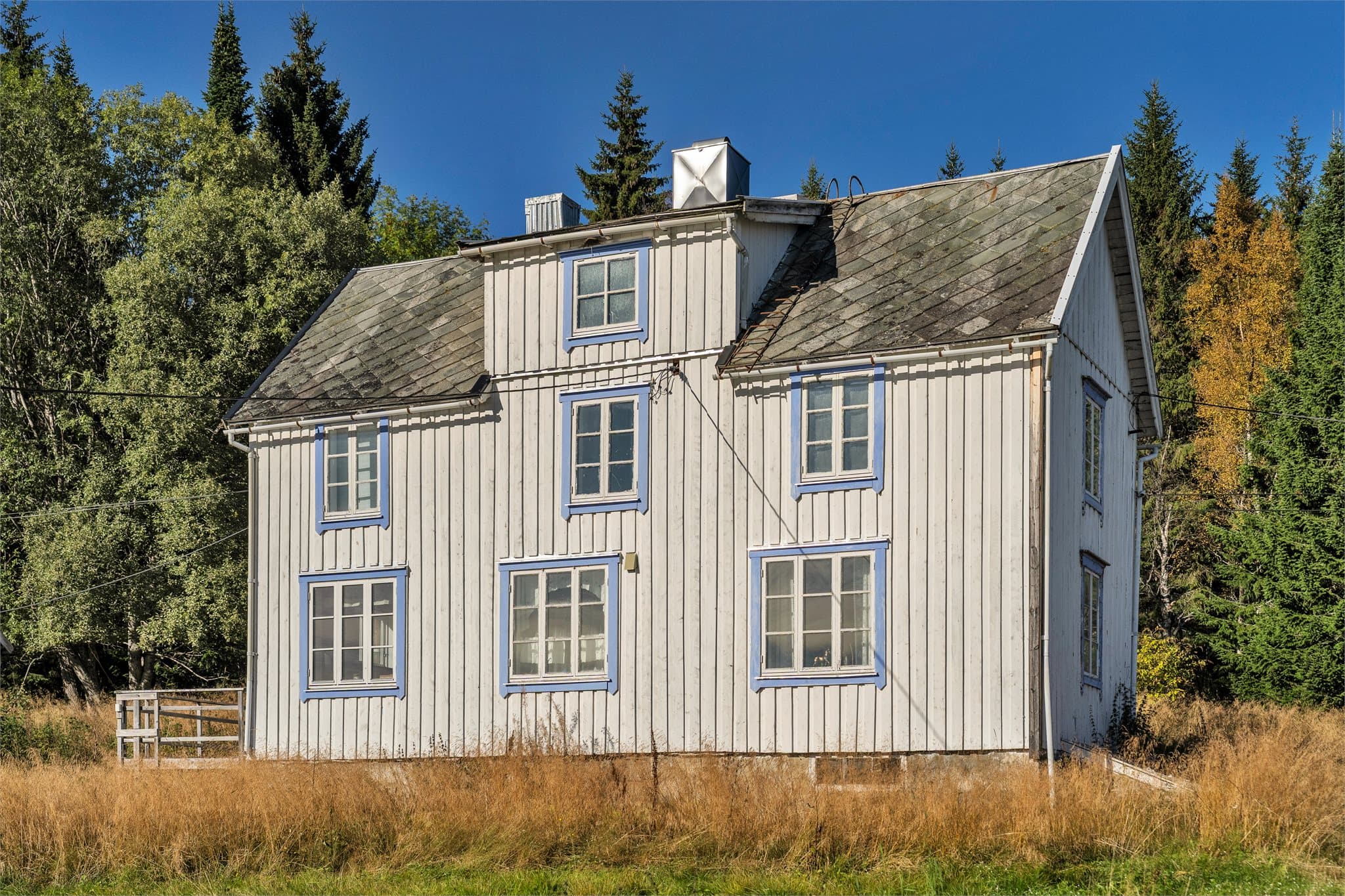 Enebolig oppført i laftet tømmer fra omkring 1900, tekket med skifer.